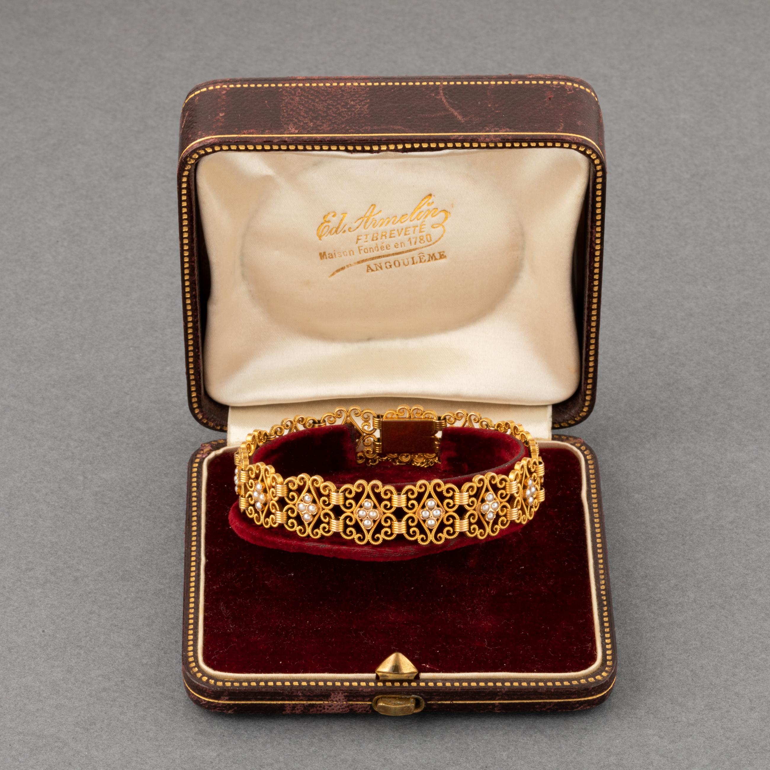 One very lovely antique bracelet, made in France circa 1880.
Made in yellow gold 18k and natural pearls. Multiple hallmarks fort gold 18k (eagle heads) and solid gold (rhino head). Hallmark of the maker. The boxe is probably the original boxe.
The