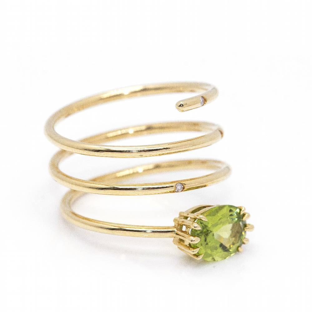Yellow Gold Ring for woman : 1x Brilliant Cut Diamonds with a total weight of 0,01cts in H/VS quality and an oval Peridot l Size 11 : 18kt Yellow Gold : 3,99 grams : Measures: 18mm : Brand New : Ref.:D360105