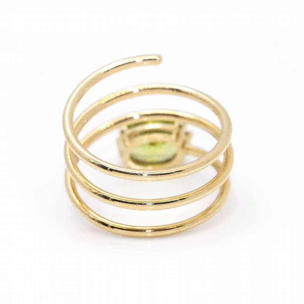 Gold and Peridot Spiral Ring In New Condition For Sale In BARCELONA, ES