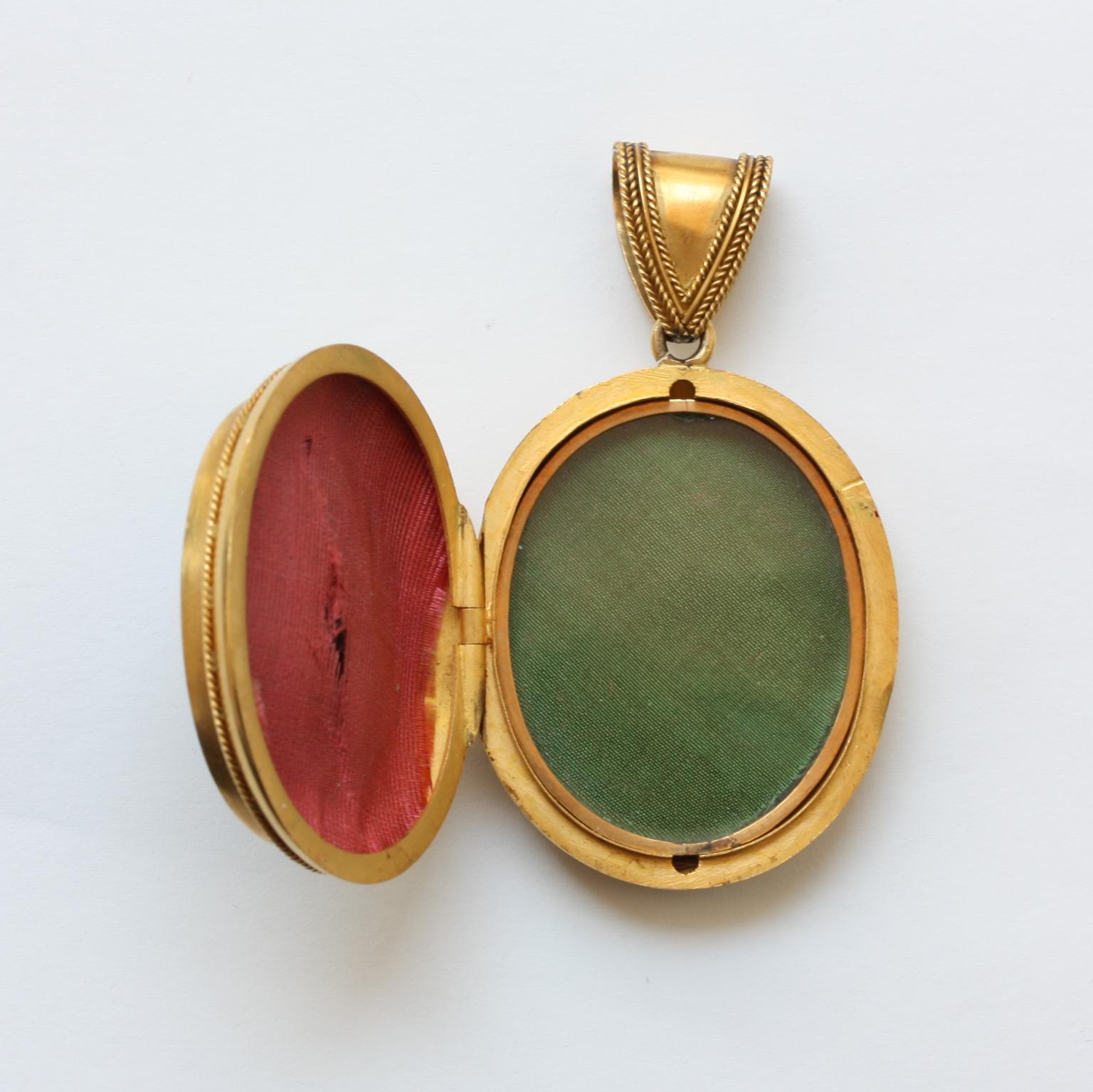 Gold and Pietra Dura Neo-Etruscan Locket In Good Condition In Amsterdam, NL