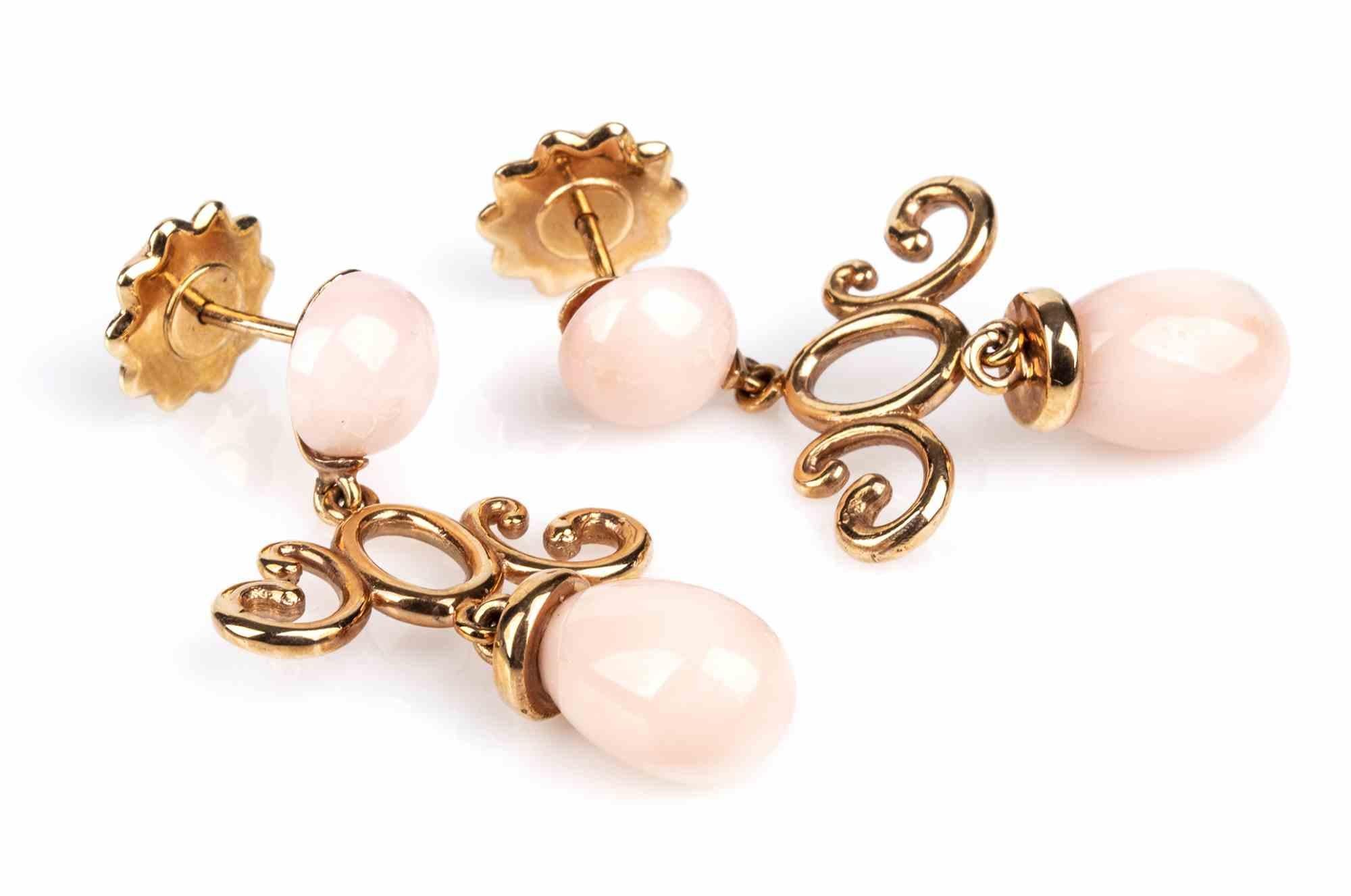 Gold and pink coral drop earrings

18k yellow gold, with swirl motif and pink coral beads (corallium secundum). Dimensions 40 x 33 mm. Weight 13.2 gr.
Item condition grading: ***** excellent.