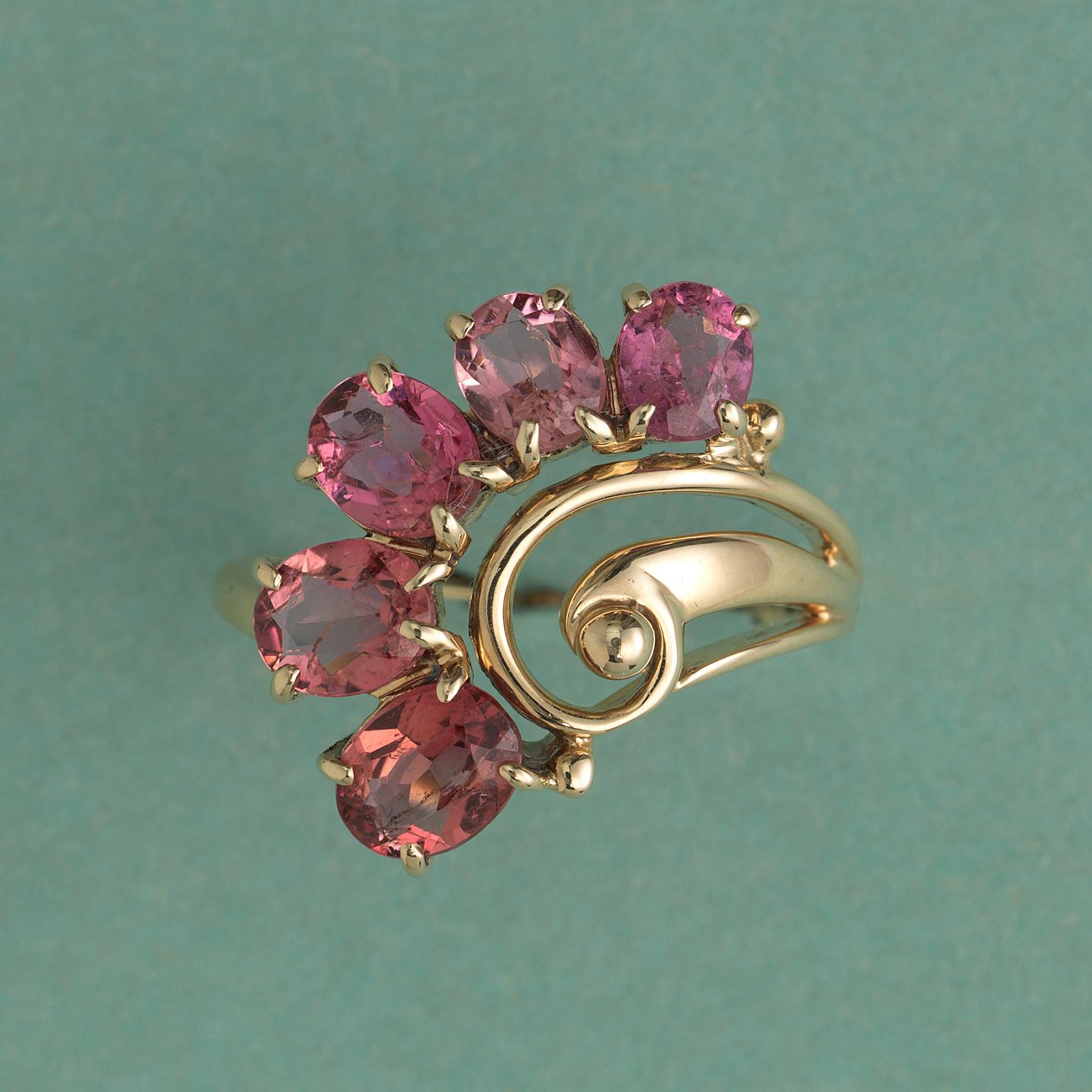 This 18 carat gold flower ring is set with five pink, oval facetted tourmalines beautifully graduating in size and color, design by Els Dieperink for the Dutch firm Gerritsen & van Kempen, circa 1950.

ring size: 18 mm. / 8 US.
weight: 4.51