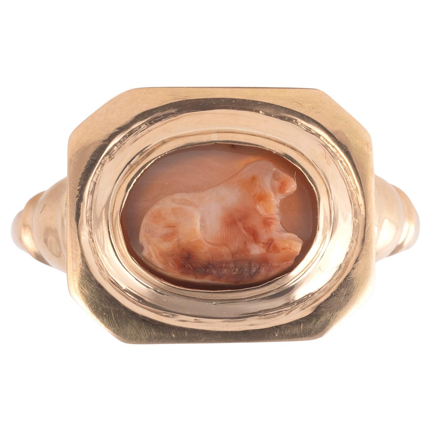 Gold And Ovoid Agate Roman Cameo Dog Ring 2nd-3rd century AD In Excellent Condition For Sale In Firenze, IT