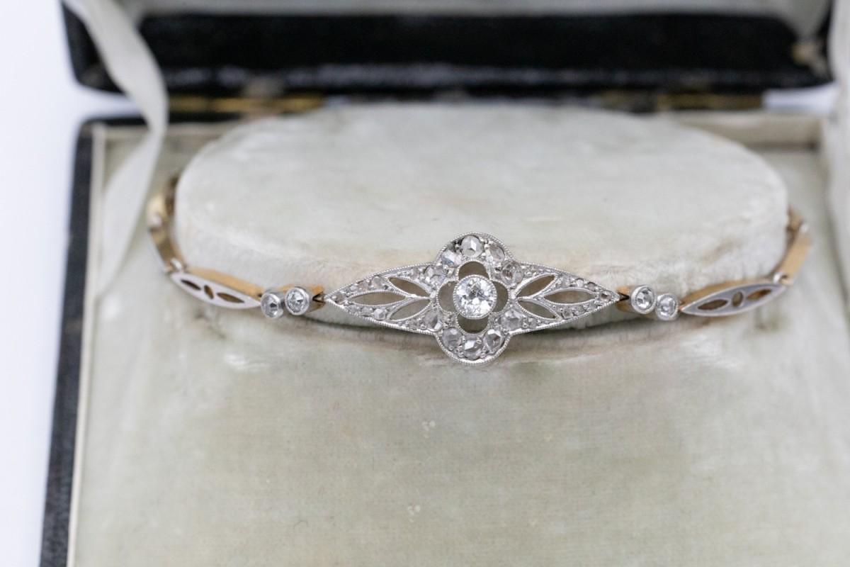 Old rigid bracelet made of 18-karat yellow gold (750 fineness) and platinum. The openwork front of the bracelet is set with rose-cut diamonds.

Origin: Western Europe, circa 1920.

Very good condition, without damage.

Internal dimensions: 58 x 49