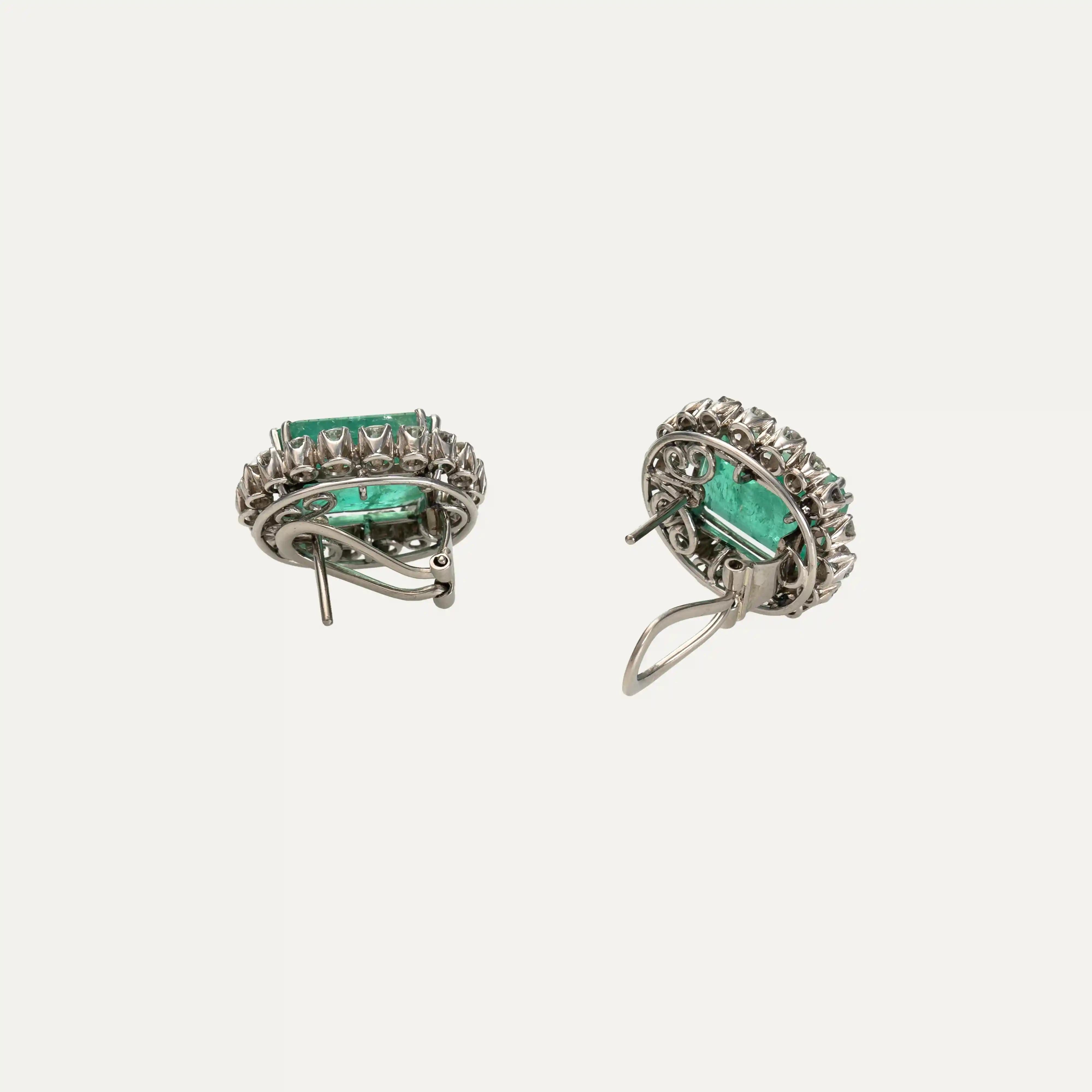 Earrings in white gold and platinum with 2 rectangular emeralds surrounded by brilliant-cut diamonds totalling around 2.88ct. 