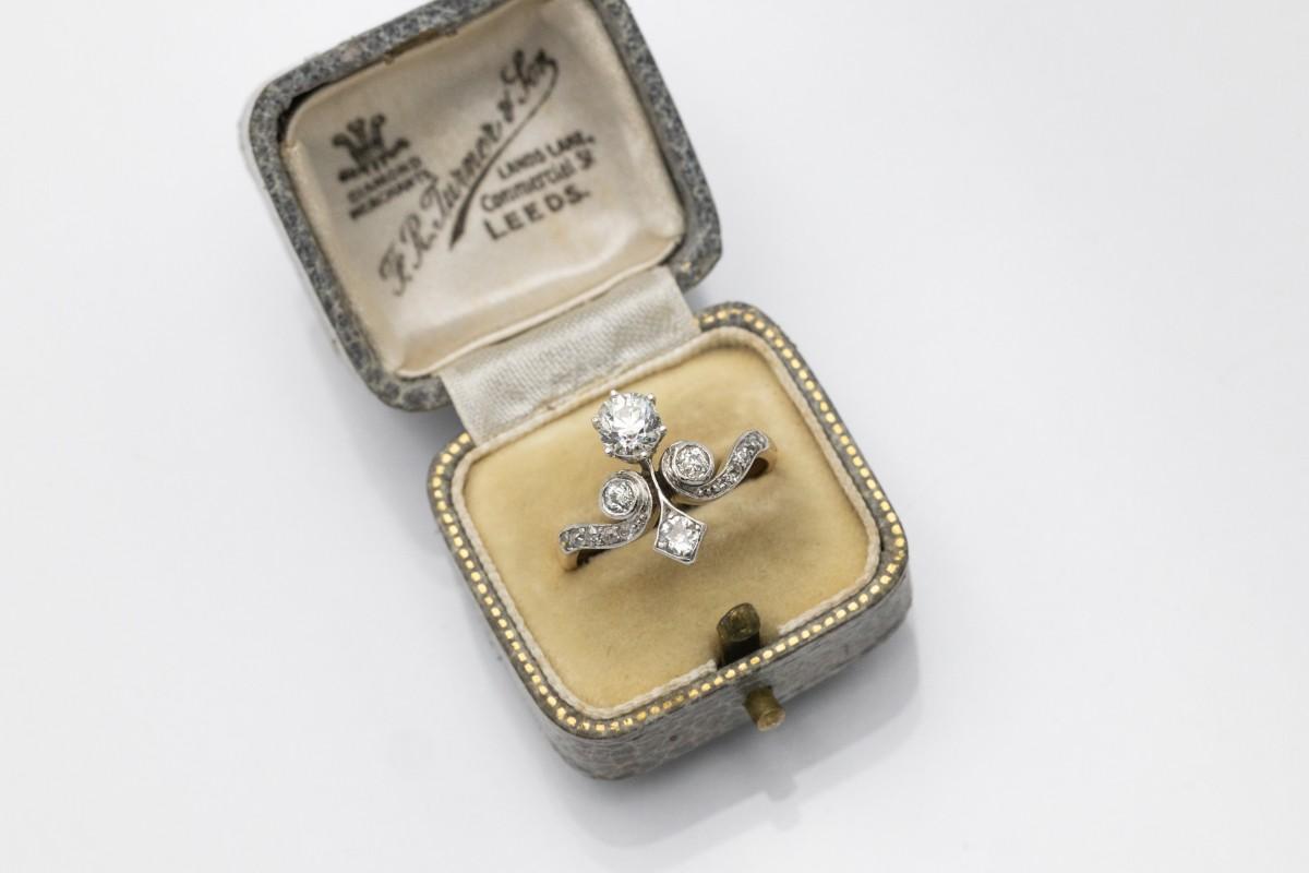Bague en or 14 carats et éléments en platine. Serti de diamants anciens de taille brillant. Son brillant central pèse environ 0,80 ct (couleur J, pureté VS2). En outre, 3 diamants anciens de taille brillant pesant 0,30 ct (couleur H-J, pureté