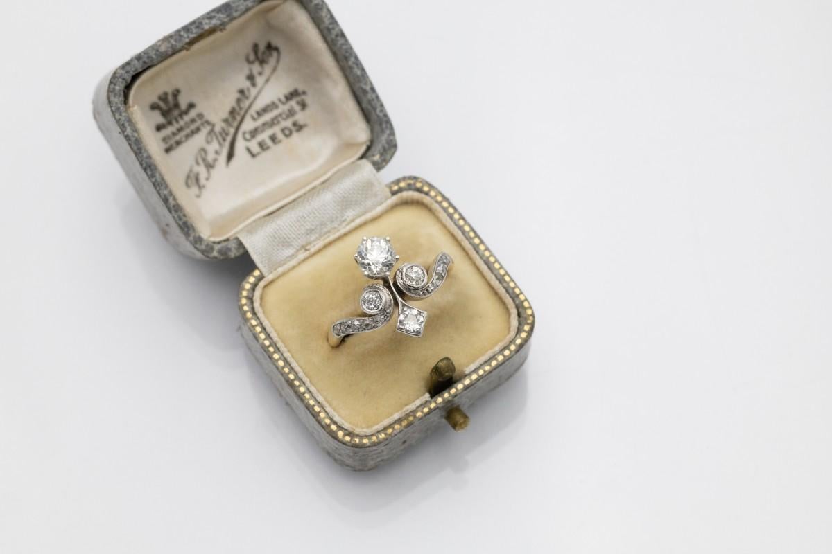 Bague Fleur De Lys Art Nouveau ancienne en or et platine avec diamants taille ancienne 1,30 carat en vente 1