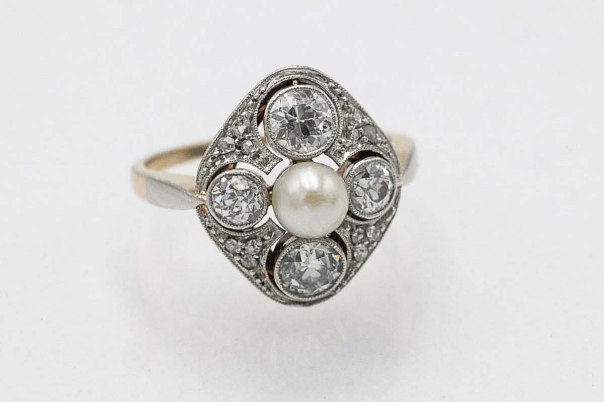Taille vieille Europe Gold and platinum ring with diamonds and a cultured pearl, circa 1920 en vente