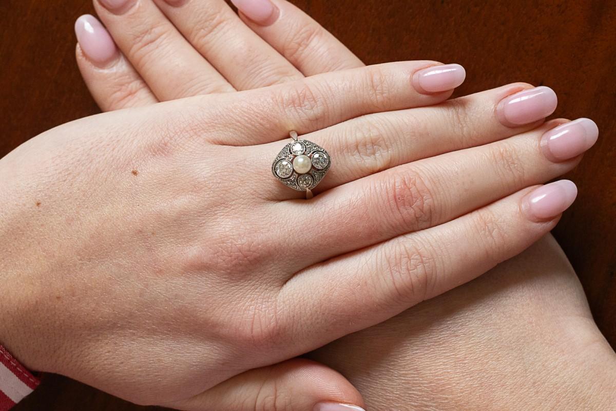 Gold and platinum ring with diamonds and a cultured pearl, circa 1920 Bon état - En vente à Chorzów, PL