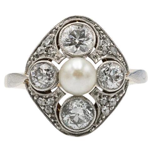 Gold and platinum ring with diamonds and a cultured pearl, circa 1920 en vente