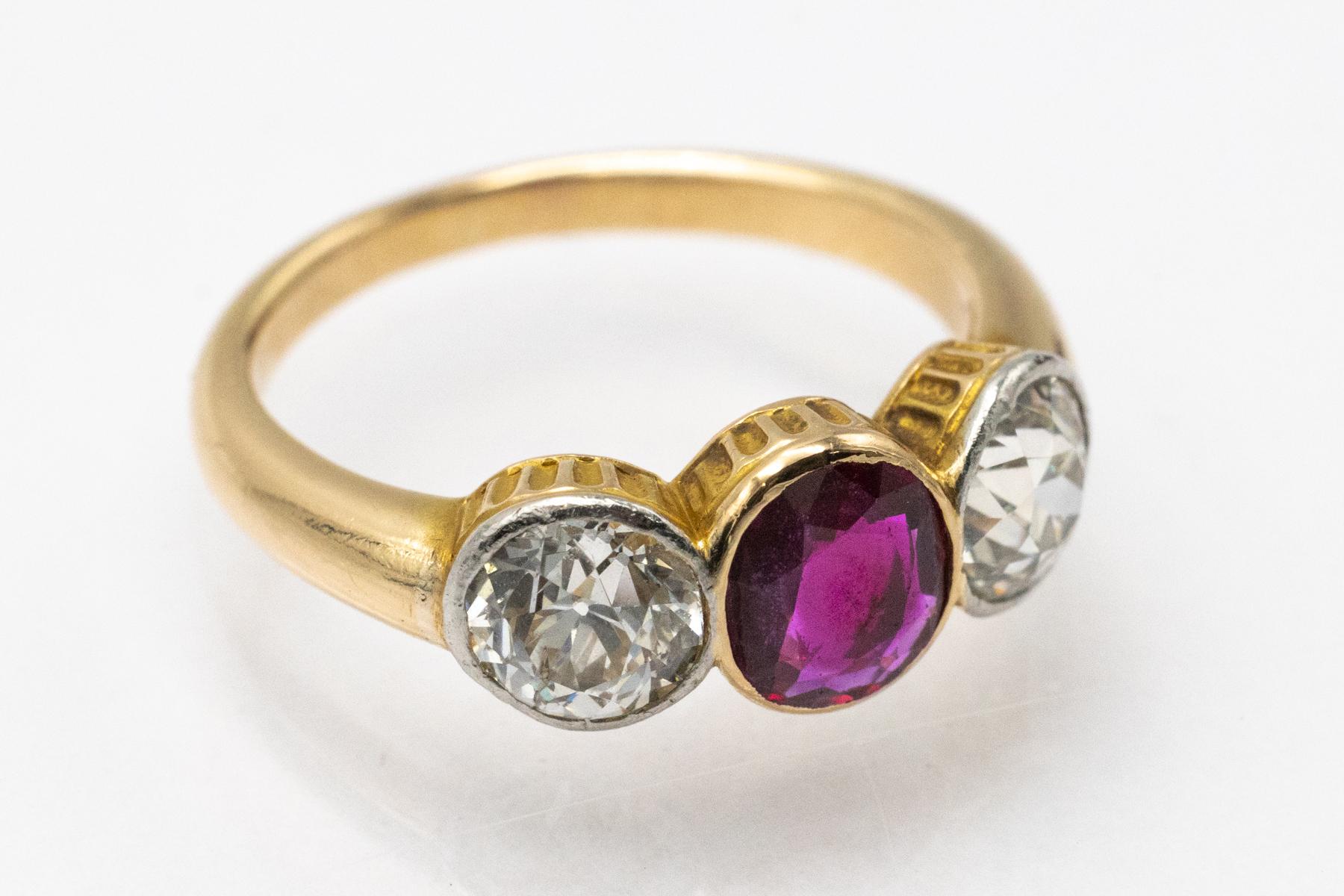 Art Déco Anello in oro e platino con rubino e diamanti taglio brillante 1,80ct in vendita