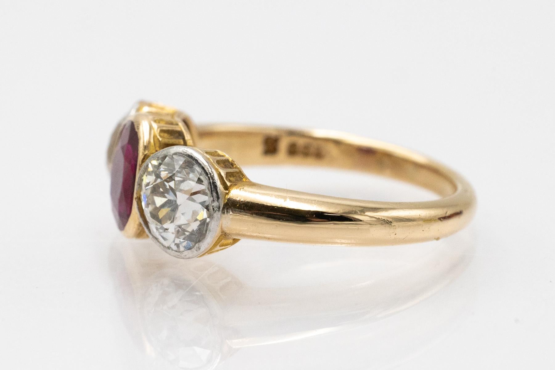 Taglio rotondo Anello in oro e platino con rubino e diamanti taglio brillante 1,80ct in vendita