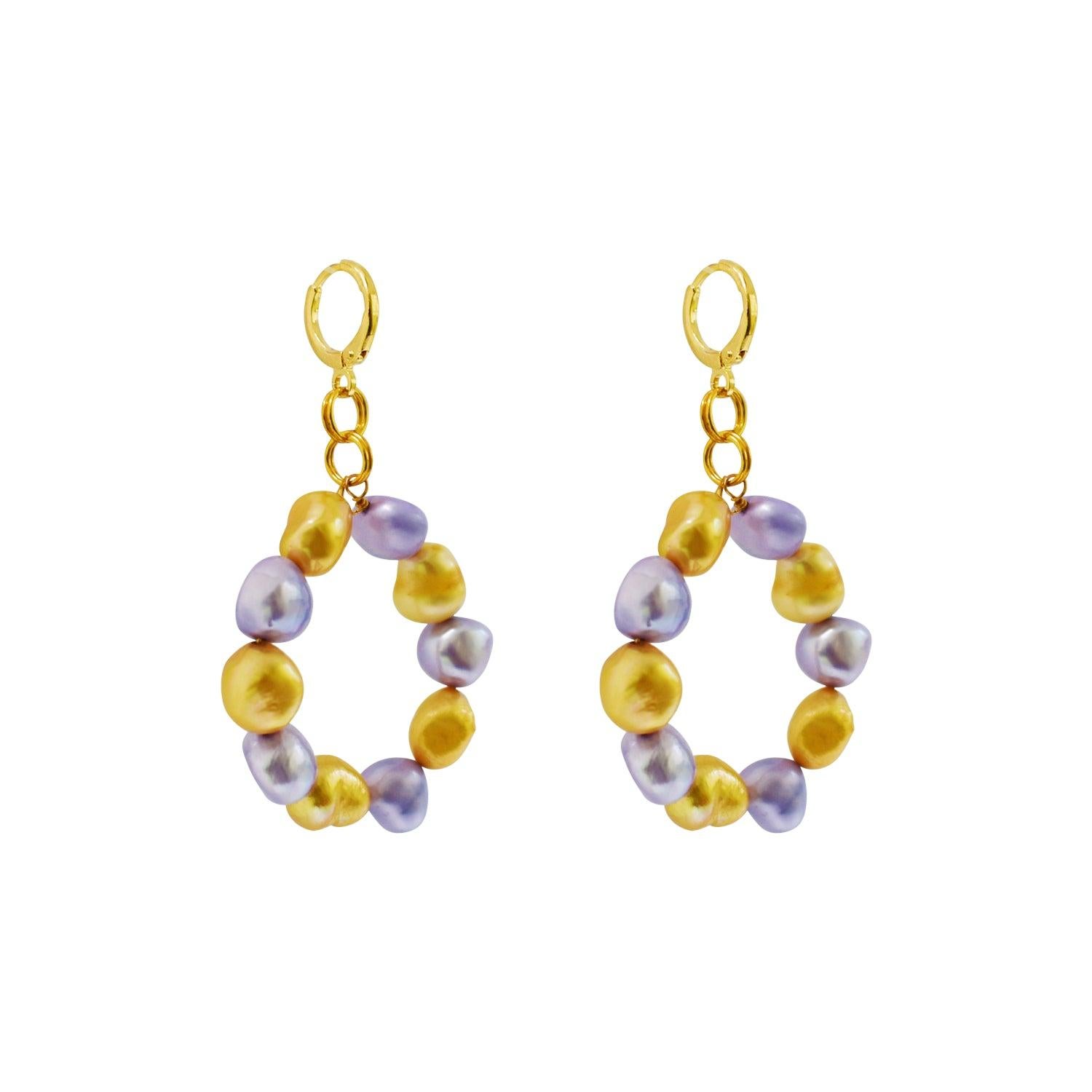 Chiamati Splendour per la natura opulenta delle perle d'acqua dolce e viola, questi orecchini aggiungeranno ricchezza alla tua collezione. I cerchi di perle sono l'aggiunta più eccitante alla nostra gamma Ifemi Jewell e sono un must