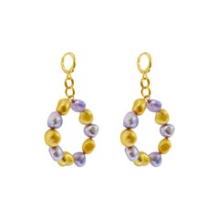 Boucles d'oreilles en or et perles d'eau douce violettes  par Ifemi Jewels
