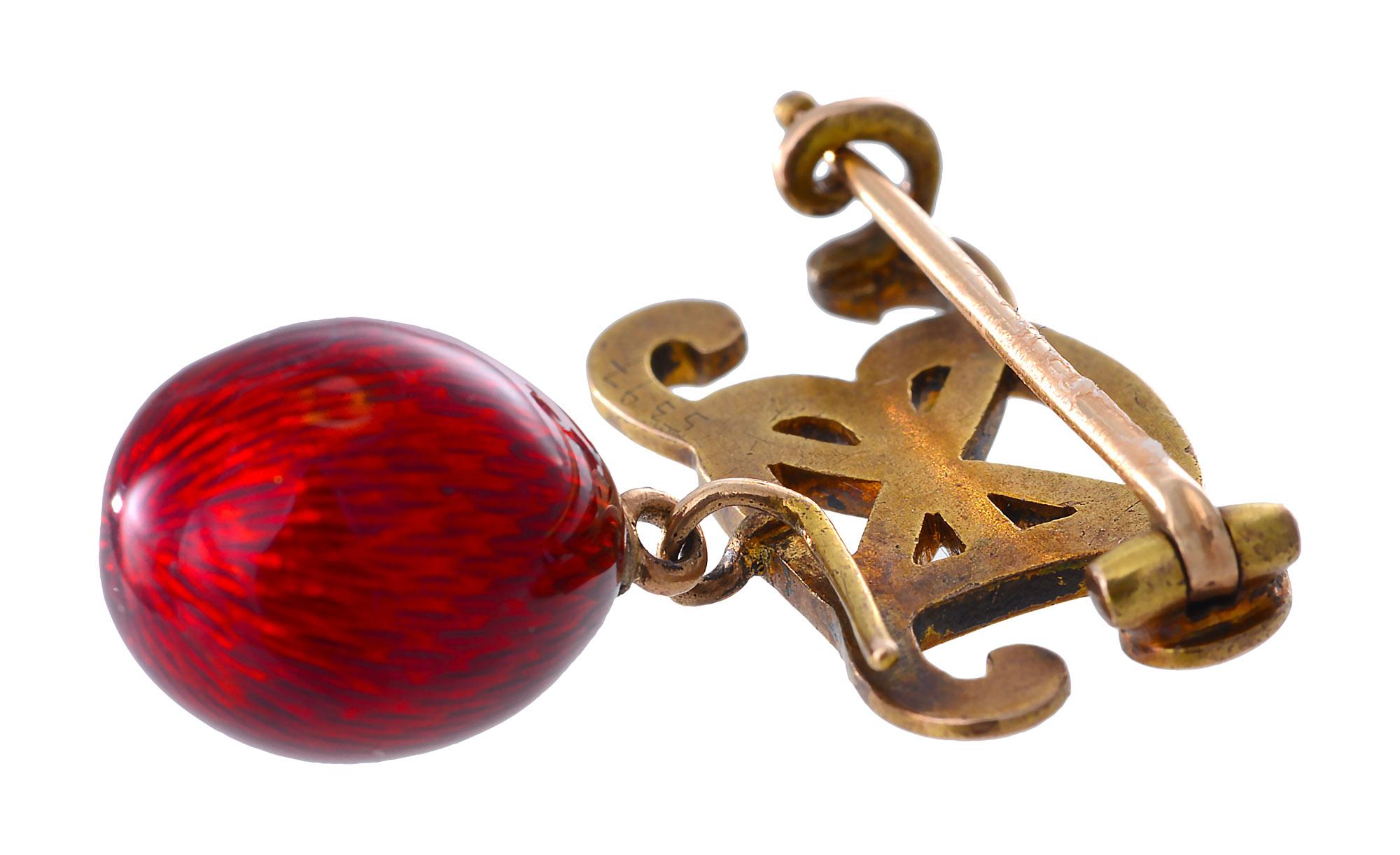 Gold and Red Enamel Egg Brooch by Alfred Thielmann for Faberge In Excellent Condition For Sale In Melbourne, Victoria