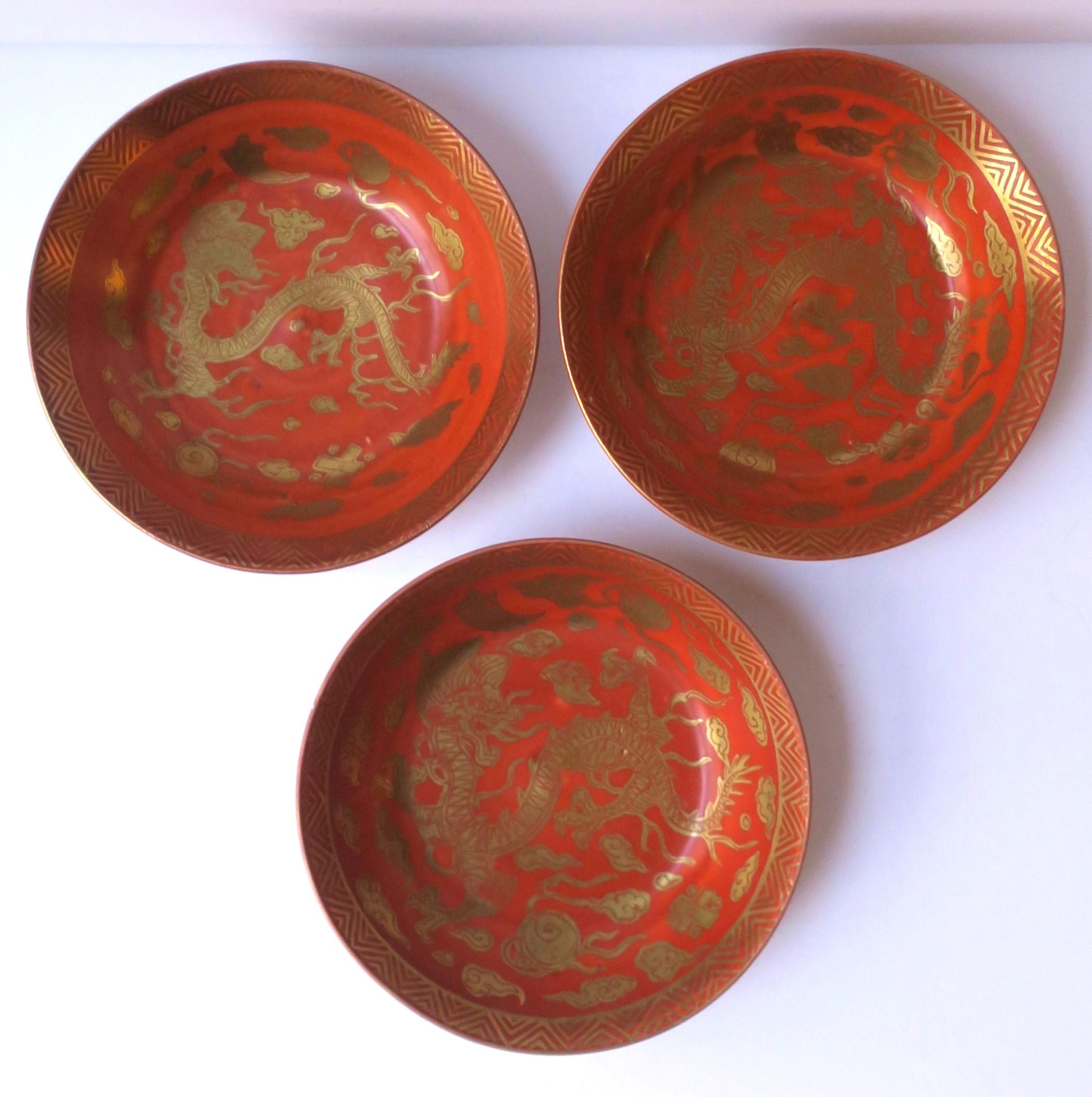 Set von 3 Schalen aus Gold und roten Finger- oder Nussschalen mit Drachenmuster (Japanisch) im Angebot
