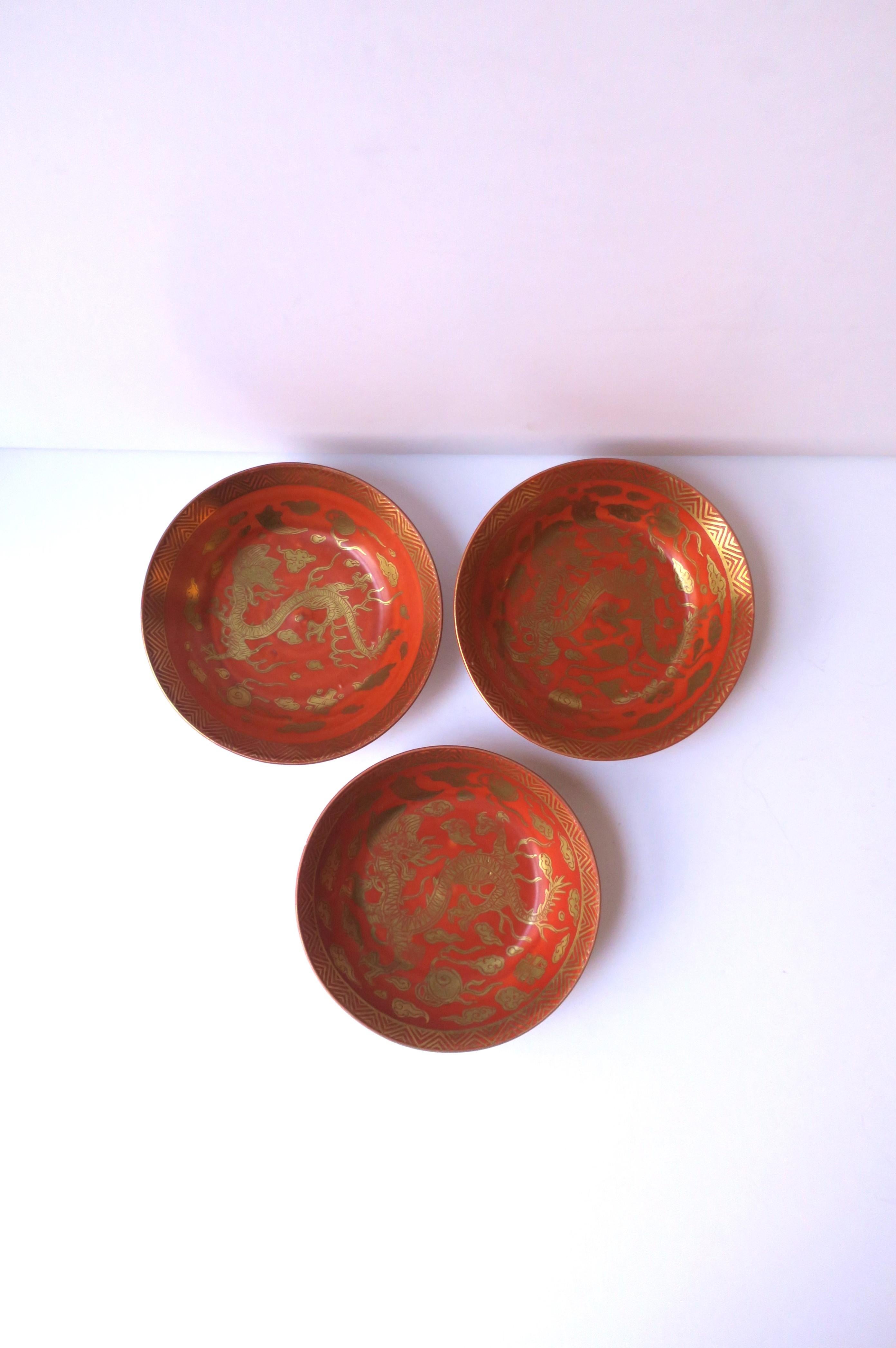 Gold and Red Finger or Nut Bowls with Dragon Design, Set of 3 In Good Condition For Sale In New York, NY