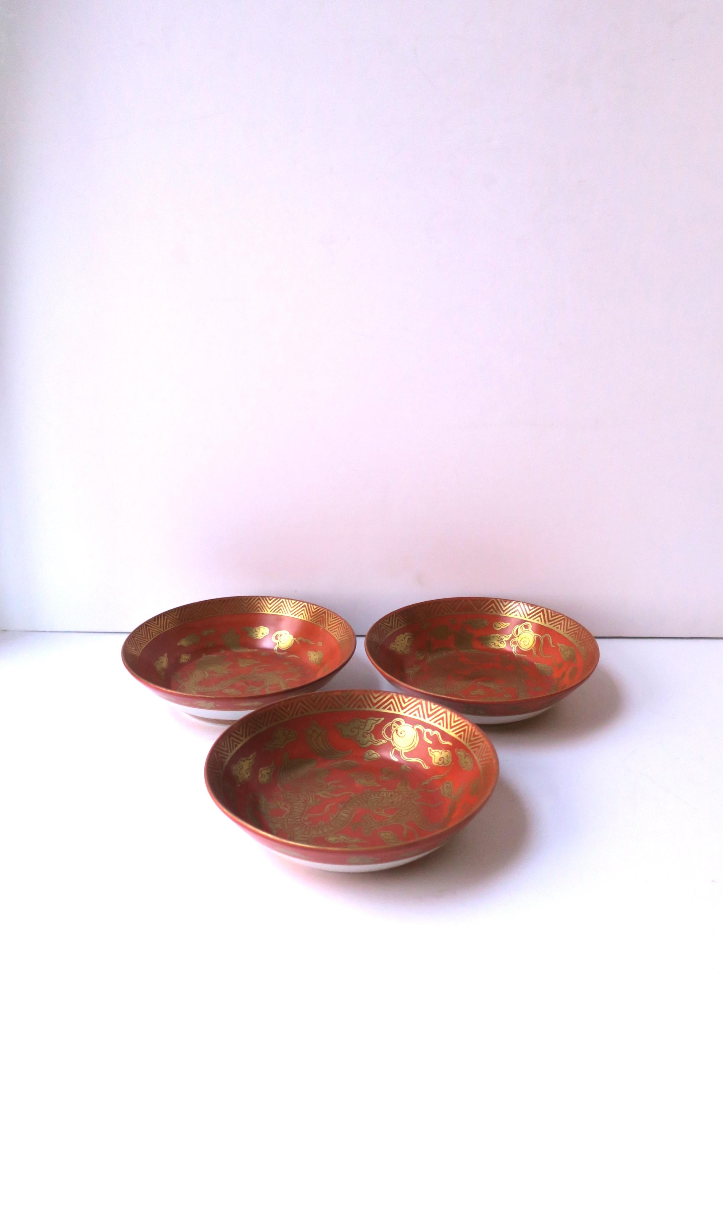 20th Century Gold and Red Finger or Nut Bowls with Dragon Design, Set of 3 For Sale