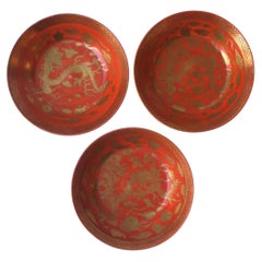 Set von 3 Schalen aus Gold und roten Finger- oder Nussschalen mit Drachenmuster