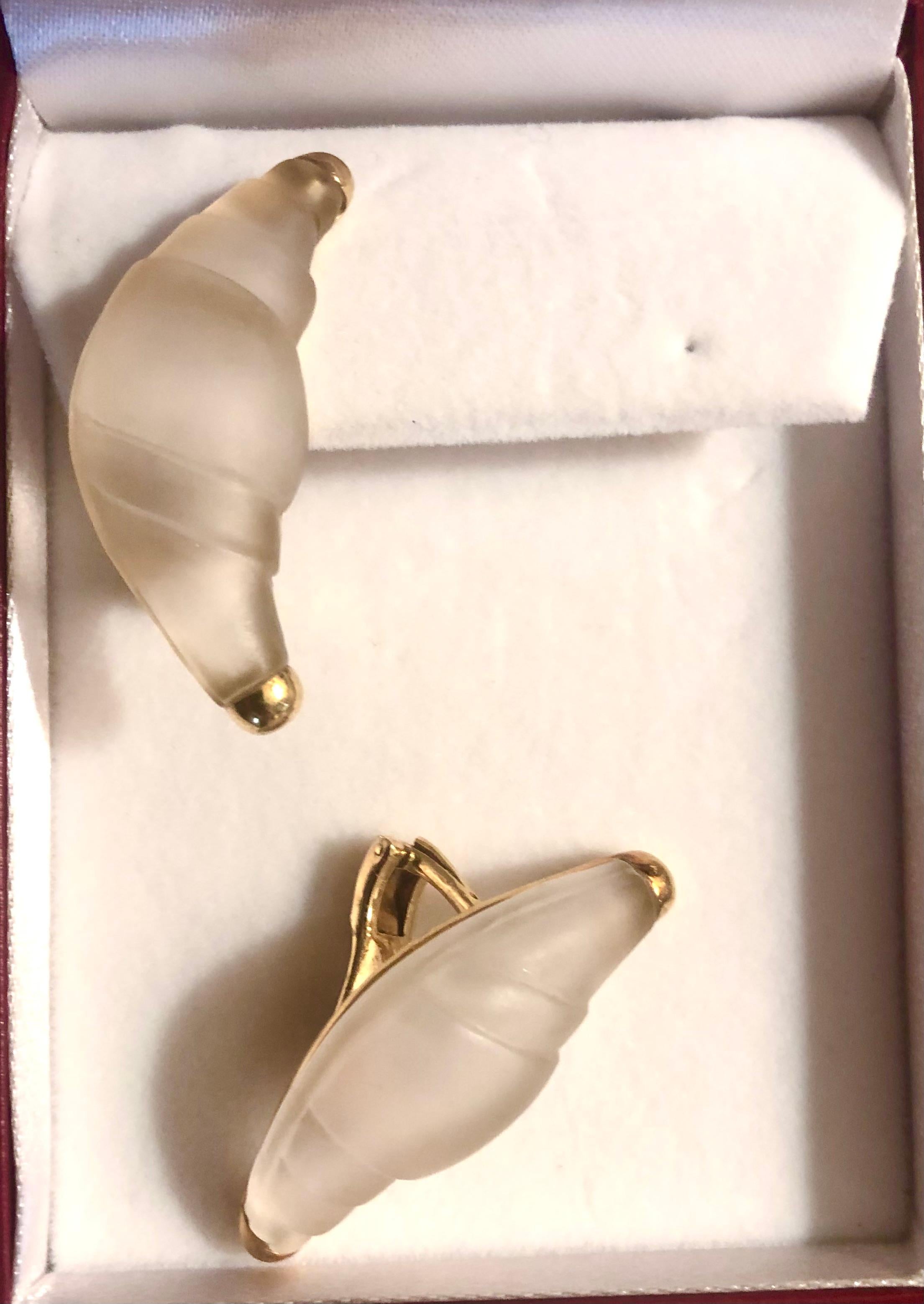 Orecchini a clip in cristallo di rocca satinato dall'eleganza sobria. Questi oggetti finemente intagliati brillano semplicemente nella forma del gambero intagliato. La forma di cristallo è dotata di un tappo in oro 18 carati su entrambe le