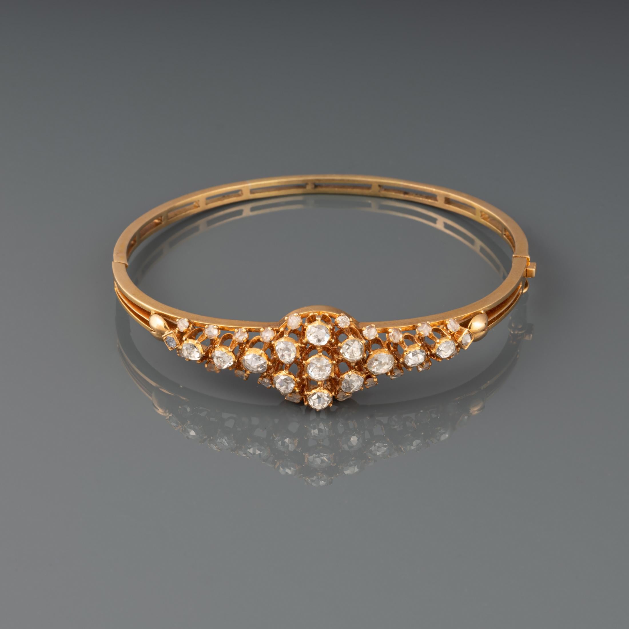 Ein schönes antikes Armband, europäisch aus dem 19.

Hergestellt aus Gelbgold (18 oder 14k). Mit hochwertigen Diamanten im Rosenschliff besetzt, insgesamt etwa 2,50 Karat. Sie sind von weißer Farbe mit guter Klarheit.

Abmessung des Rautenteils: 50