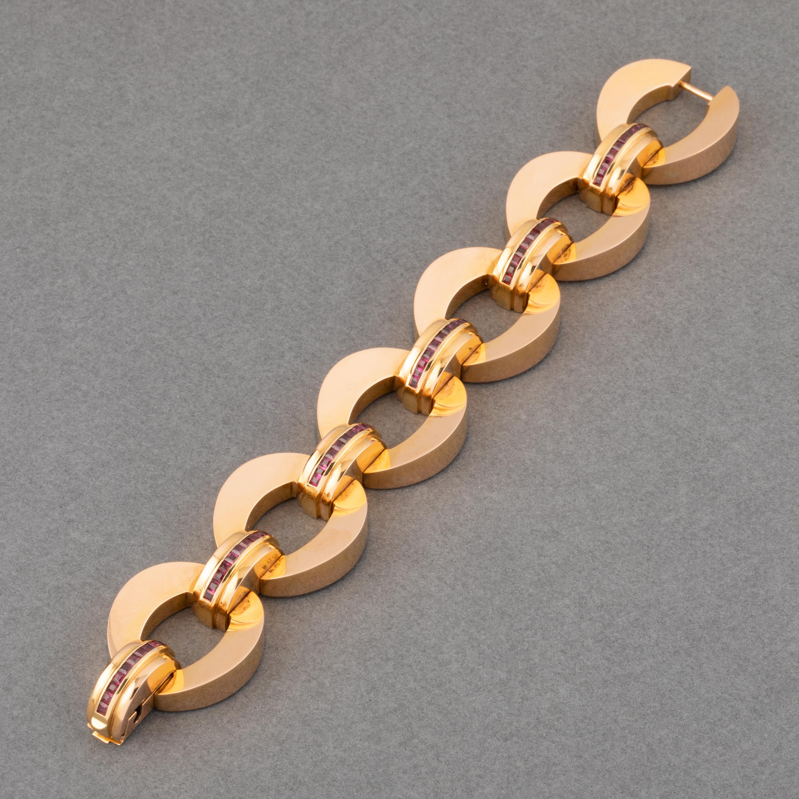 One very beautiful bracelet, made by René Boivin circa 1938/1940. From a drawing of Juliette Moutarde, the head designer.
With its certificate of authenticity.

Made in yellow gold 18k and set with natural red rubies.
Total weight: 92.60 grams.
For