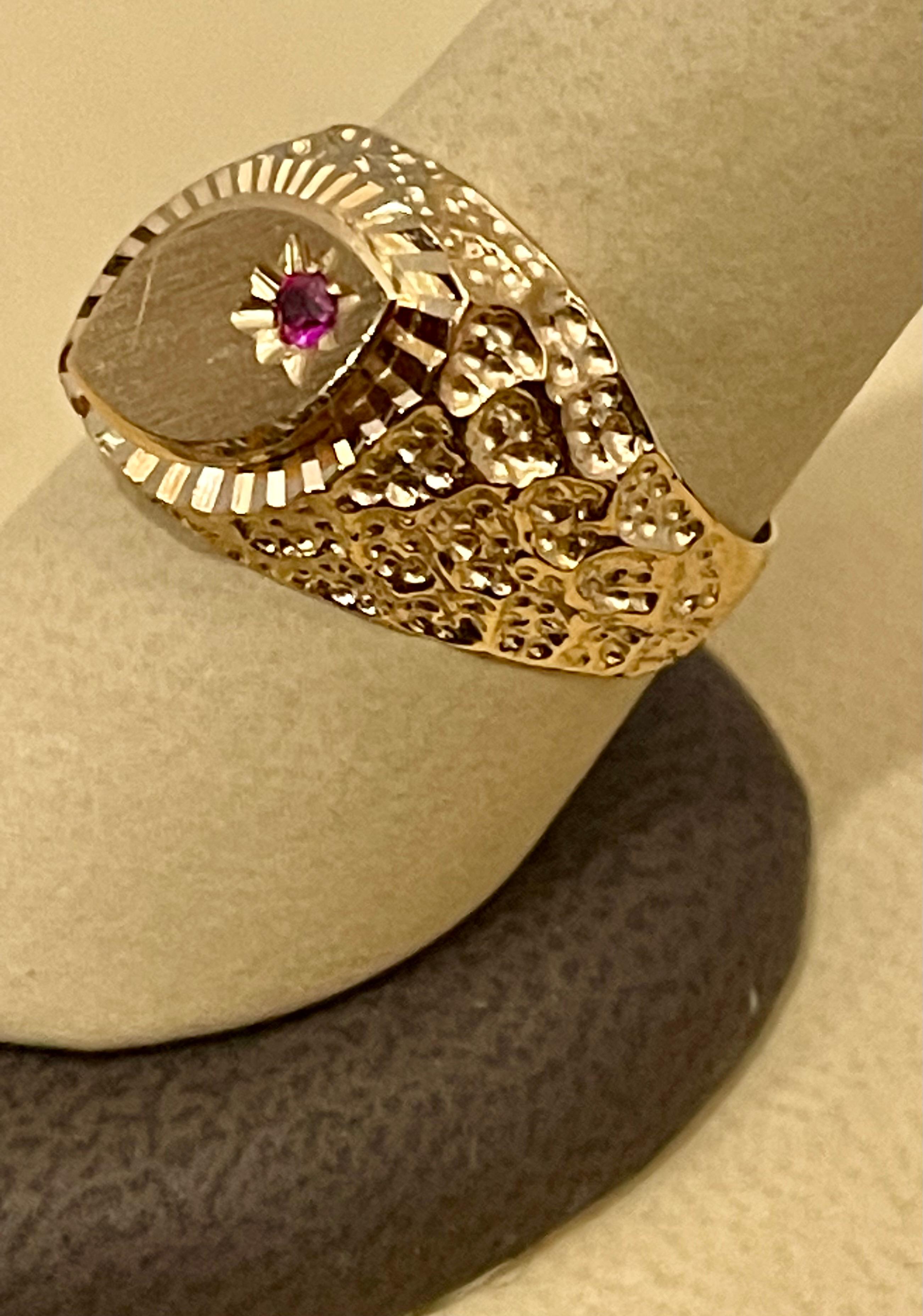 Gold and Ruby 14 Karat Yellow Gold Ring Vintage Unisex For Sale 7