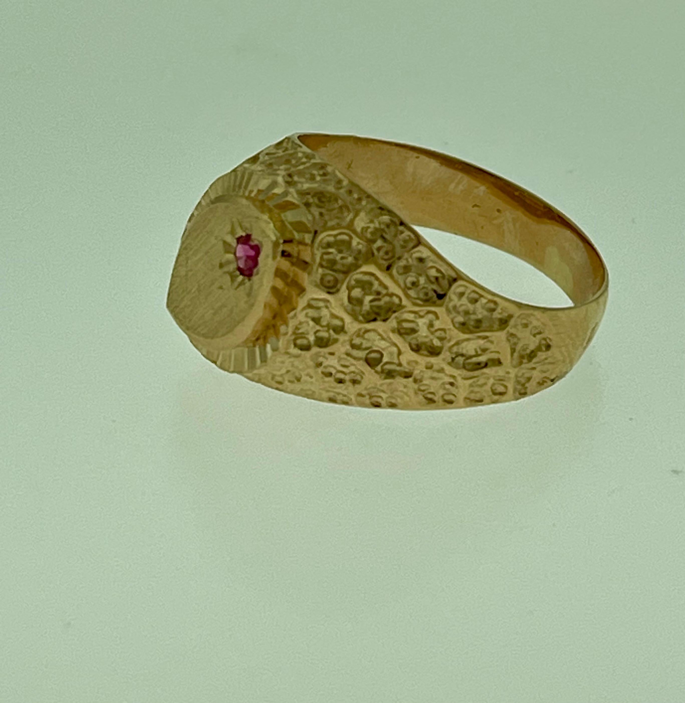 Gold and Ruby 14 Karat Yellow Gold Ring Vintage Unisex For Sale 9