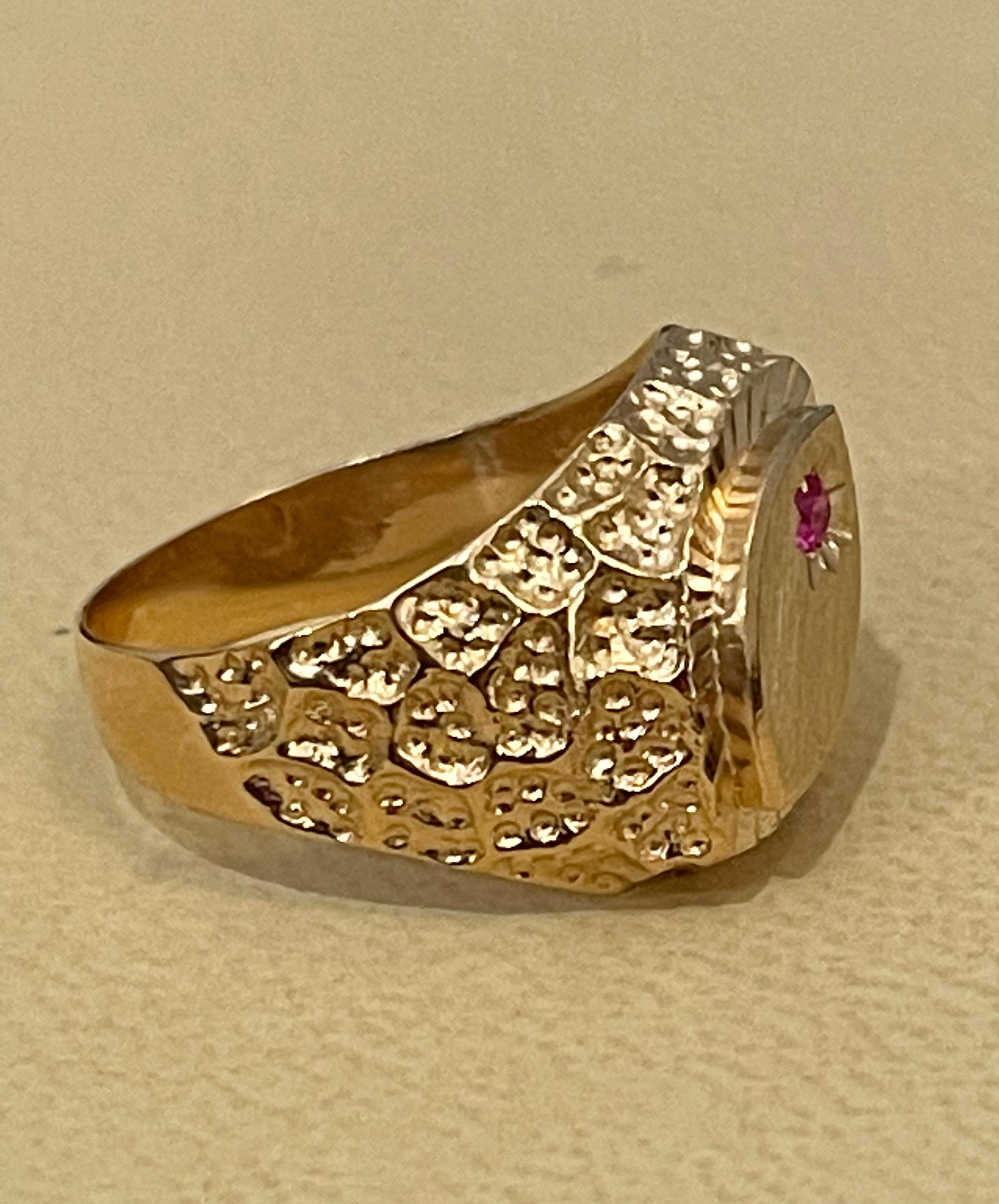 Gold and Ruby 14 Karat Yellow Gold Ring Vintage Unisex In Excellent Condition For Sale In New York, NY