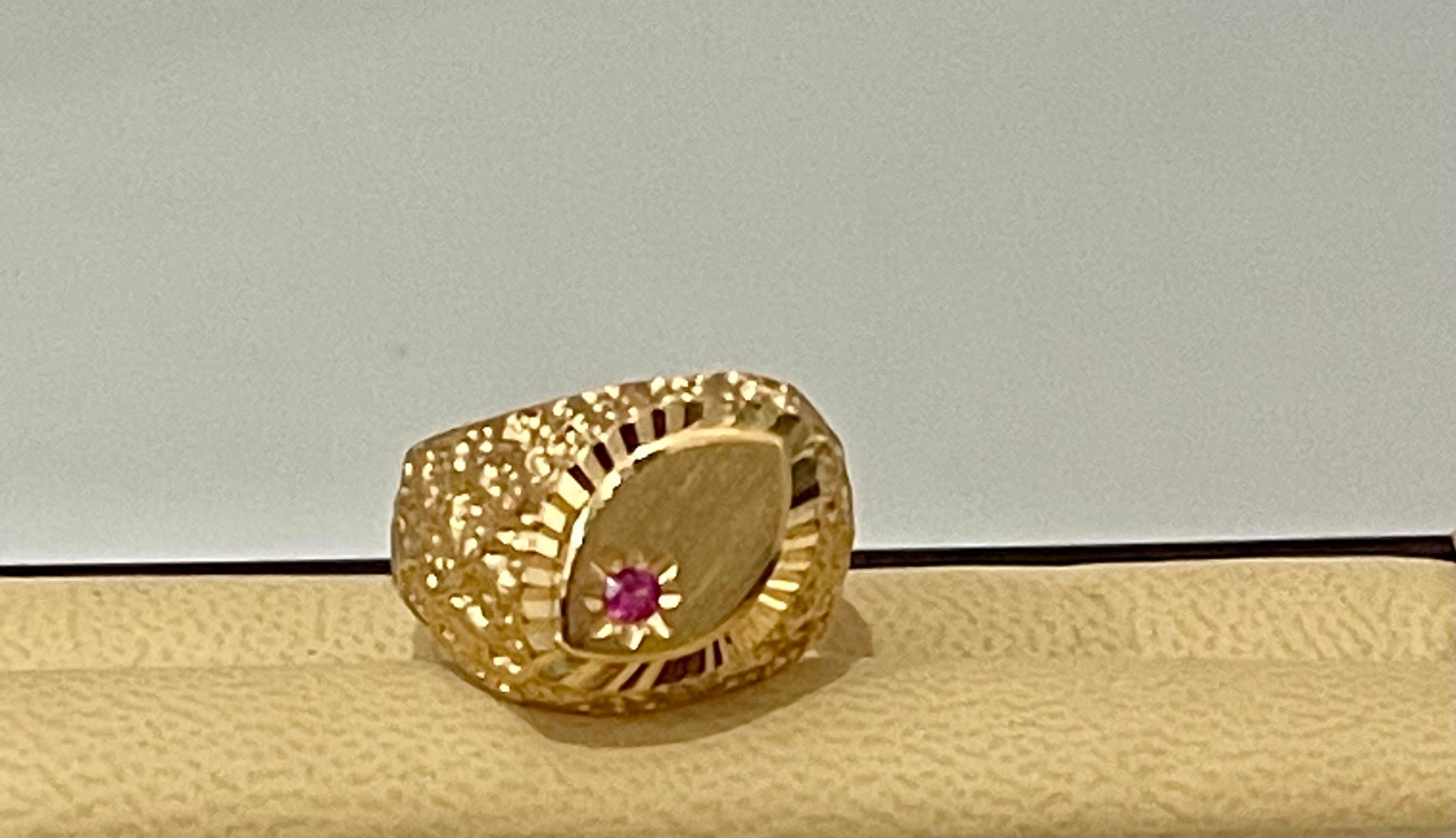 Gold and Ruby 14 Karat Yellow Gold Ring Vintage Unisex For Sale 2