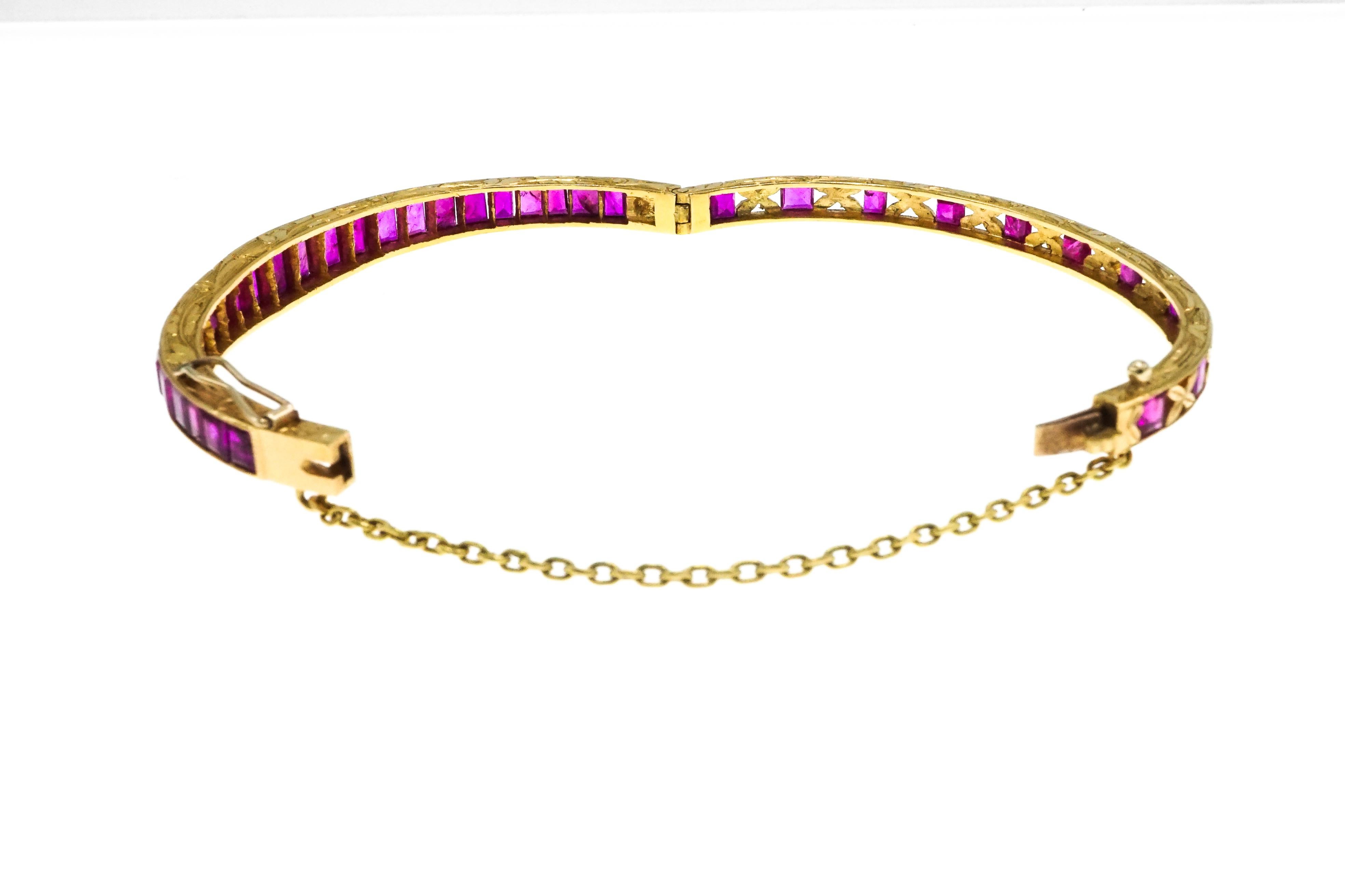 Gold and Ruby Bangle Bracelet In Excellent Condition For Sale In New York, NY