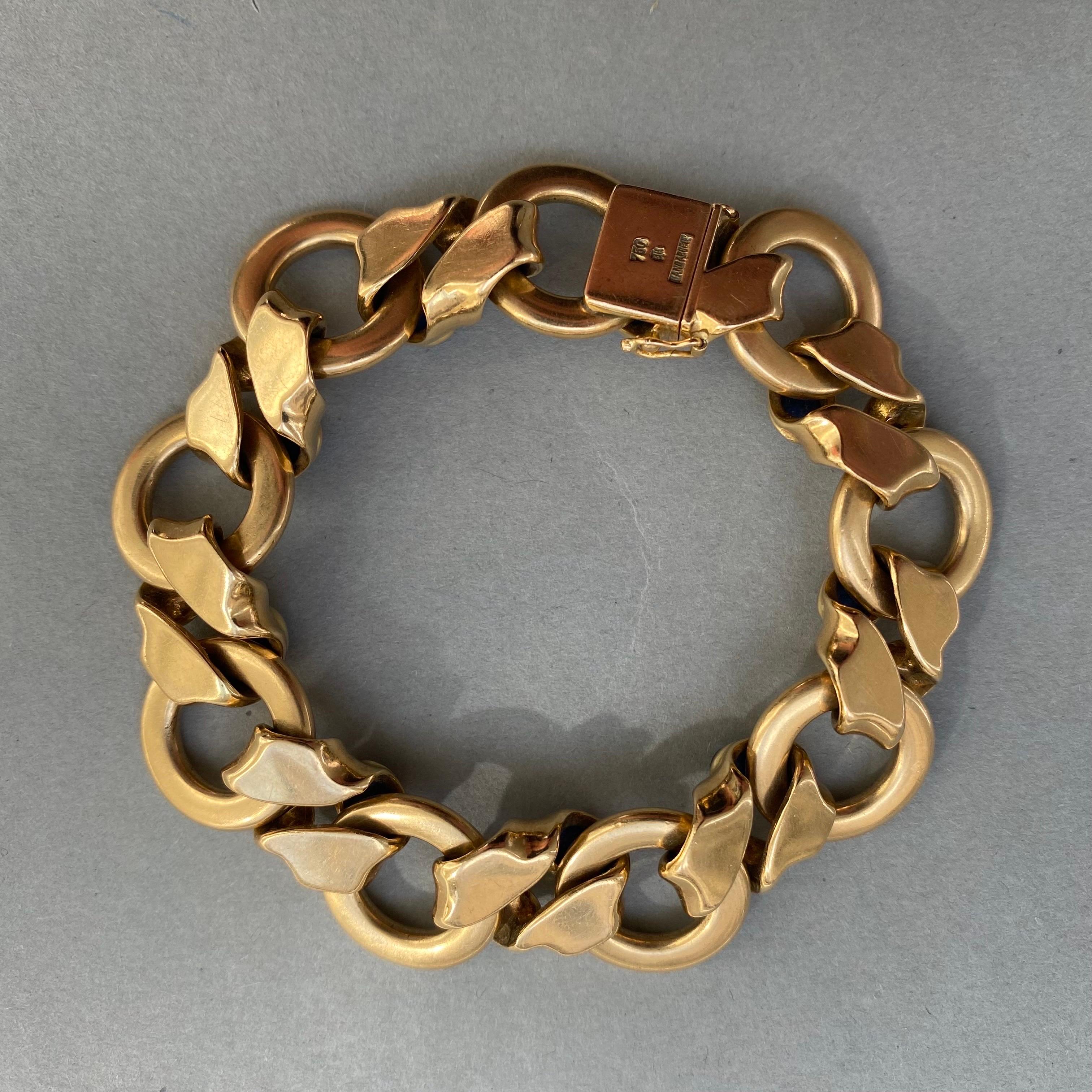 An 18 carat gold hand made bracelet with round links and connecting folded links that each have two oval cabochon cut sapphires (each app. 0.6 carat and in total app. 5.4 carat) with a hidden lock and a German master mark ETH.

weight: 71.18