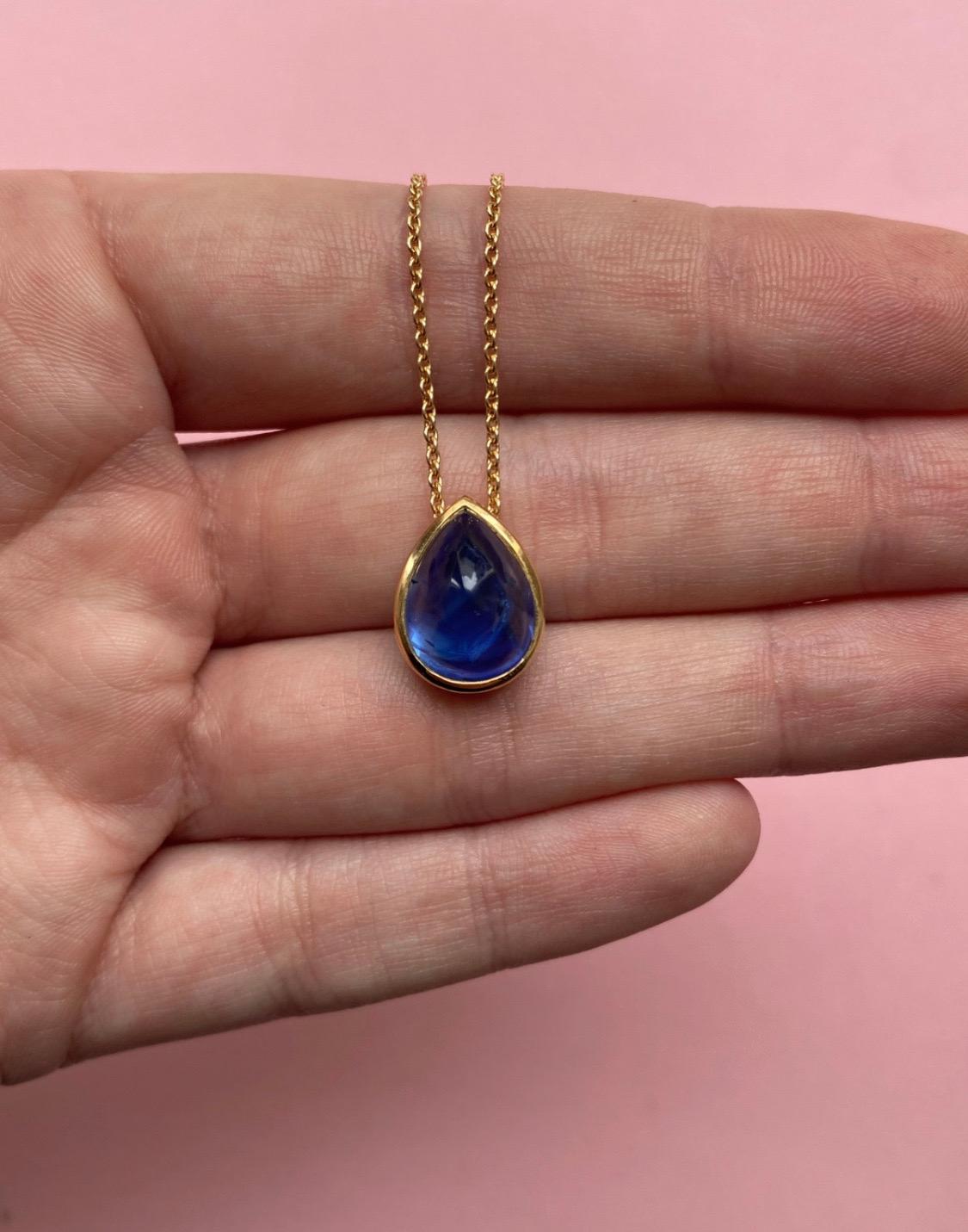 A delicate 18 carat gold necklace with a drop shaped cabochon cut sapphire (unheated Sri Lanka, 10.33 carat), on a thin chain.
weight: 7.43 g
length: 40 - 42 cm.
dimensions: 15 x 11 cm.