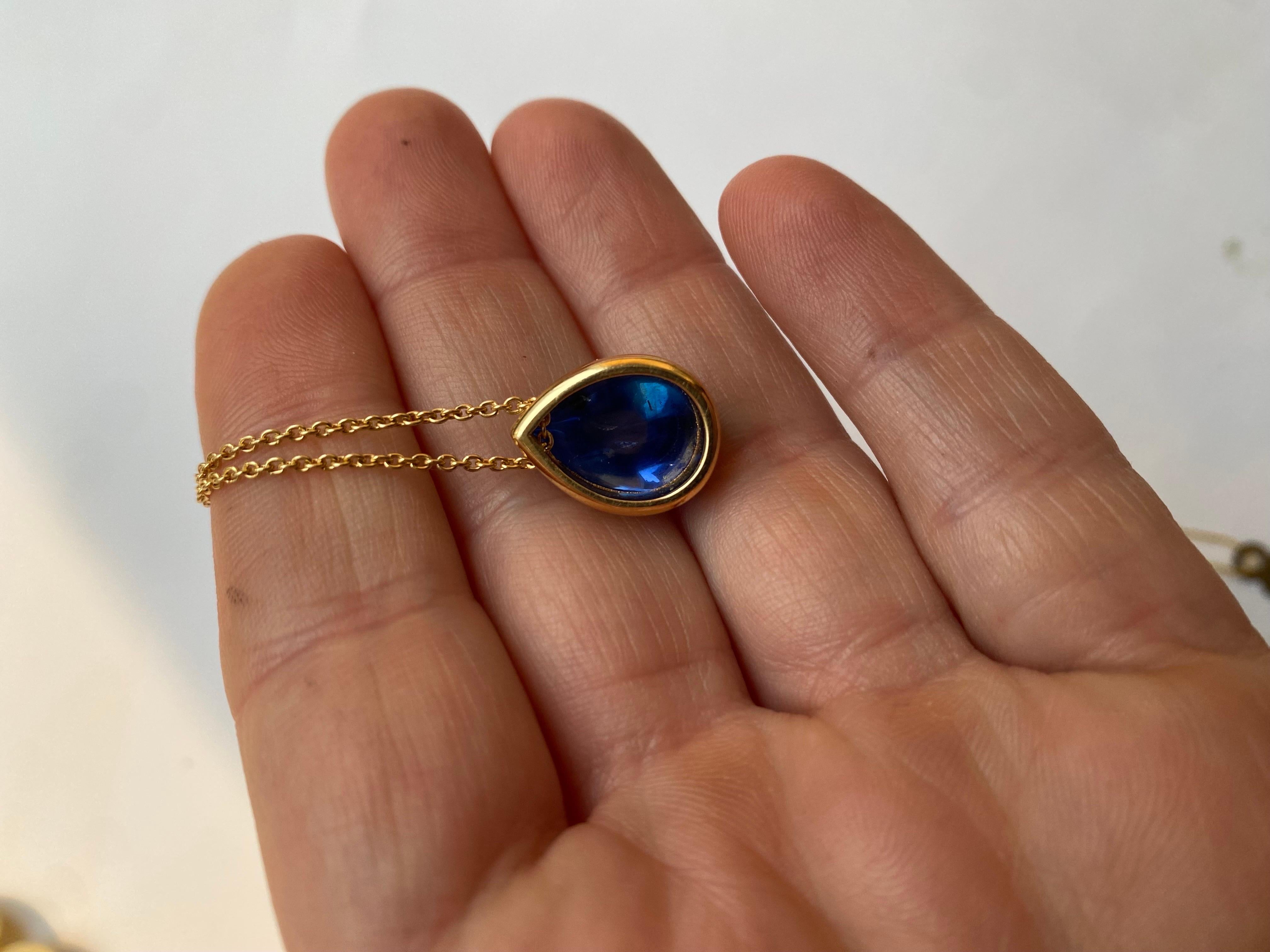 Pear Cut Gold and sapphire pendant For Sale