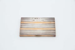 Etui à cigarettes en or et argent avec bandes en relief