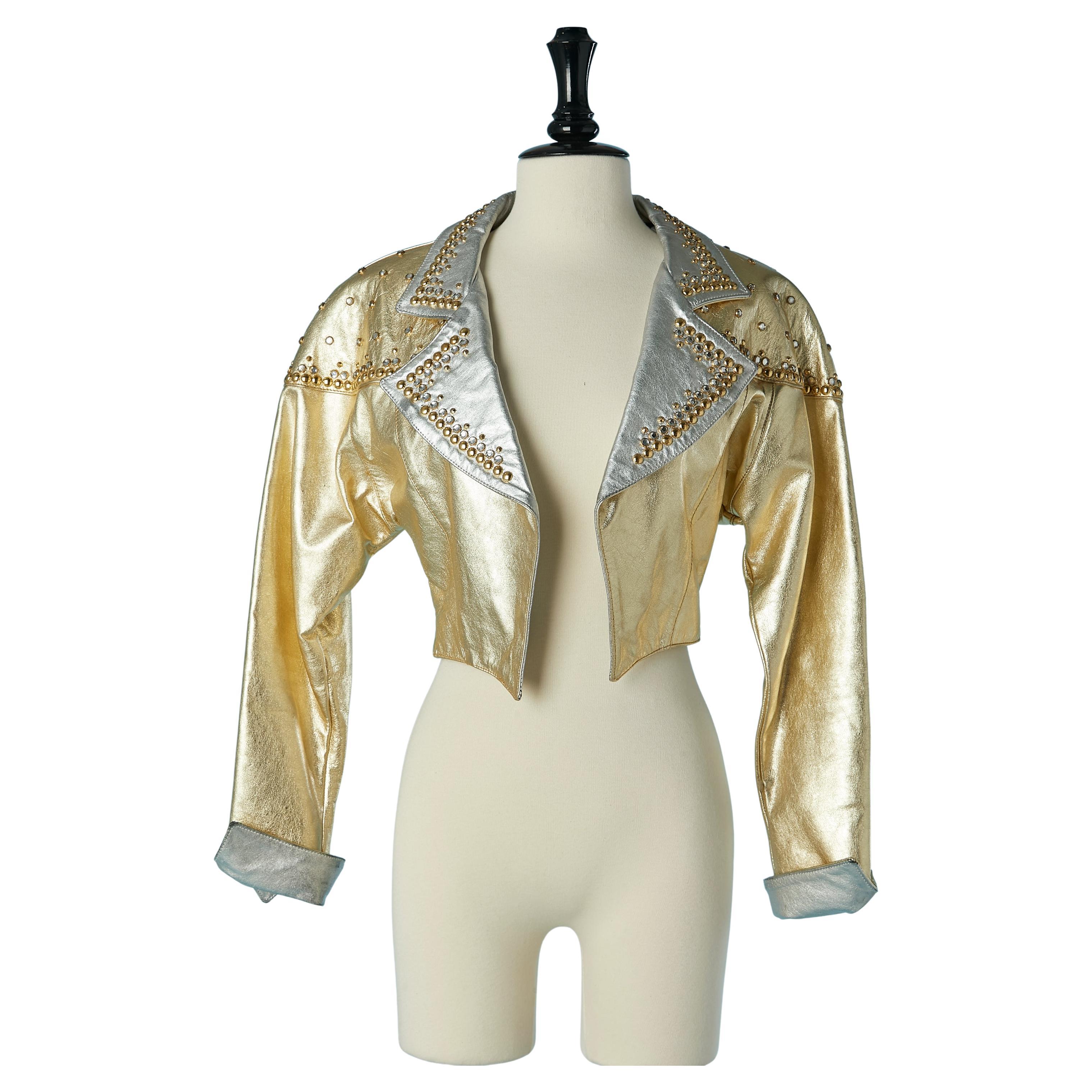 Chaqueta de piel dorada y plateada con tachuelas y adornos de strass Posé
