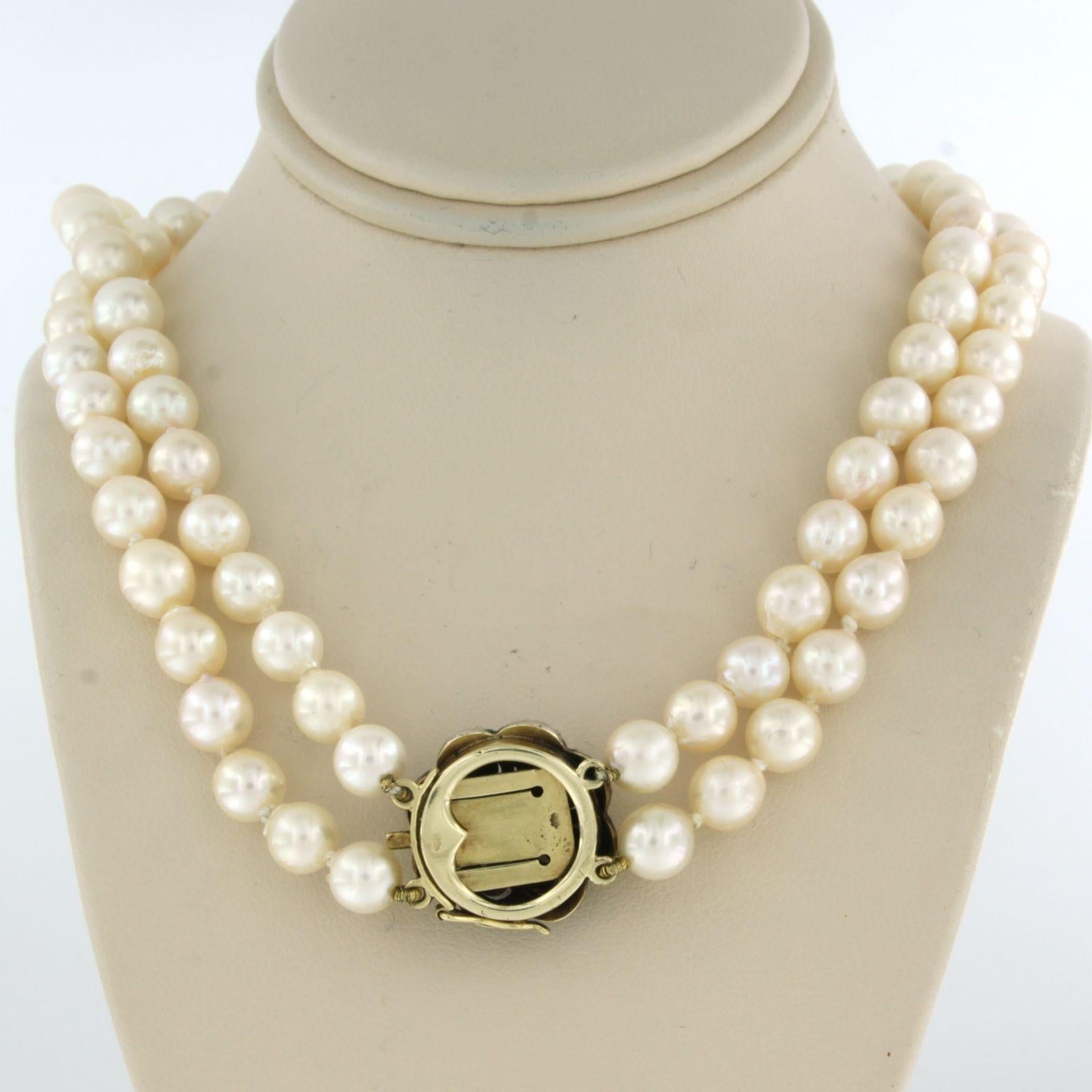 Gold and silver lock set with diamonds on a pearl bead necklace In Good Condition In The Hague, ZH