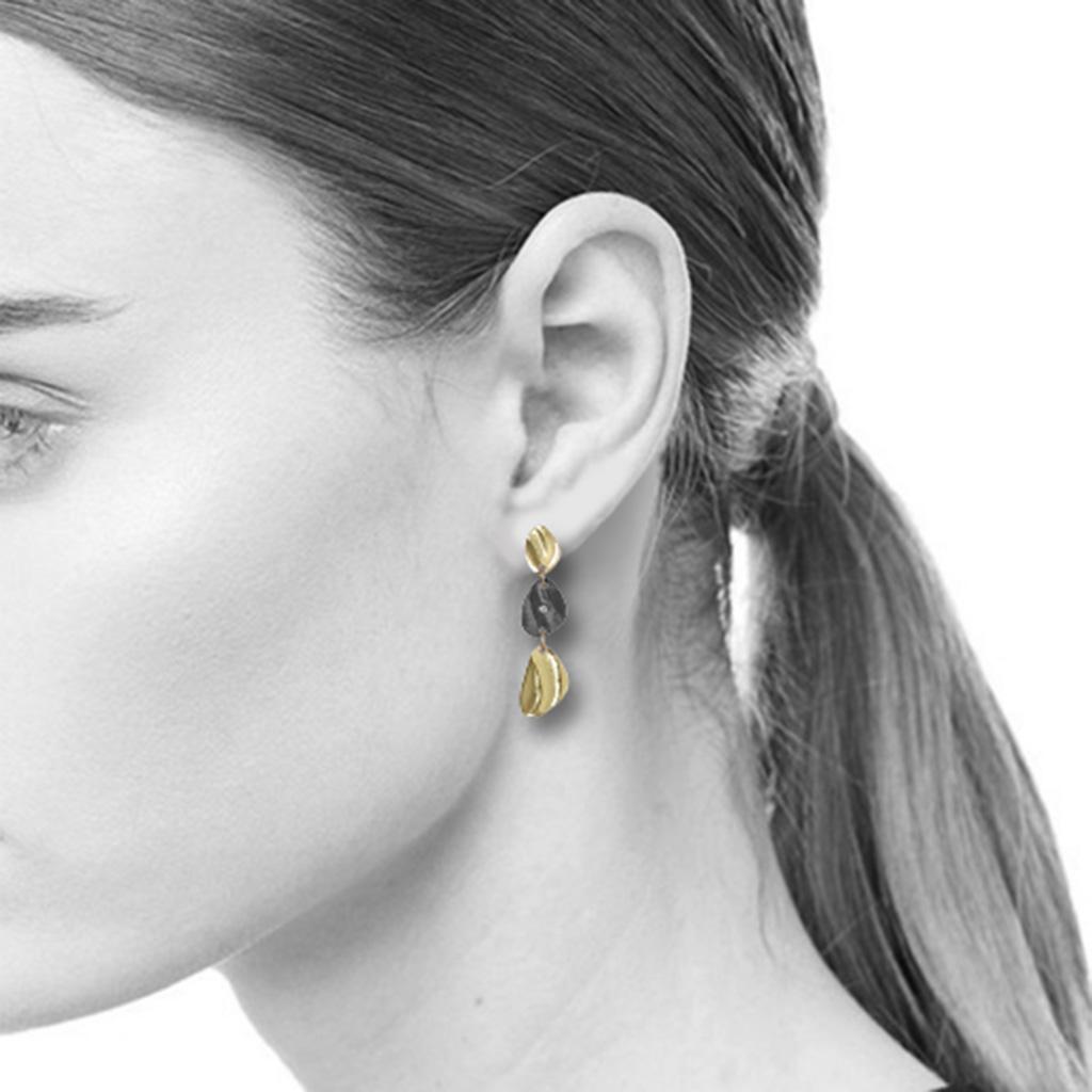 Gold- und Silber-Mini-Pebble-Ohrringe mit Diamanten von K.Mita (Brillantschliff) im Angebot