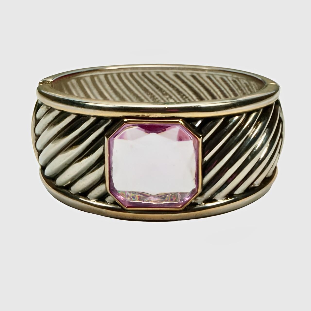 Splendido braccialetto bangle placcato in oro e argento con design a coste e dettagli in smalto nero. Il braccialetto è incastonato con una pietra di resina ametista chiara aperta sul retro.

Misura la circonferenza interna di 18 cm / 7 pollici. Il