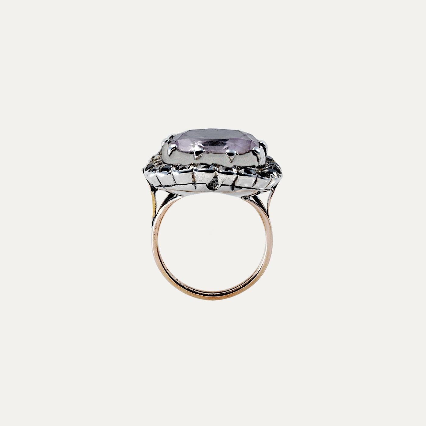 
Dieser antike Ring aus Gold und Silber aus dem 18. Jahrhundert trägt in der Mitte einen Amethysten, der von 20 Chrysolithen umgeben ist. Ohne Punzierung, gemäß Gesetzesverordnung n.º 120/2017, Art. 2, Absatz 2, Punkt C und Art. 3.