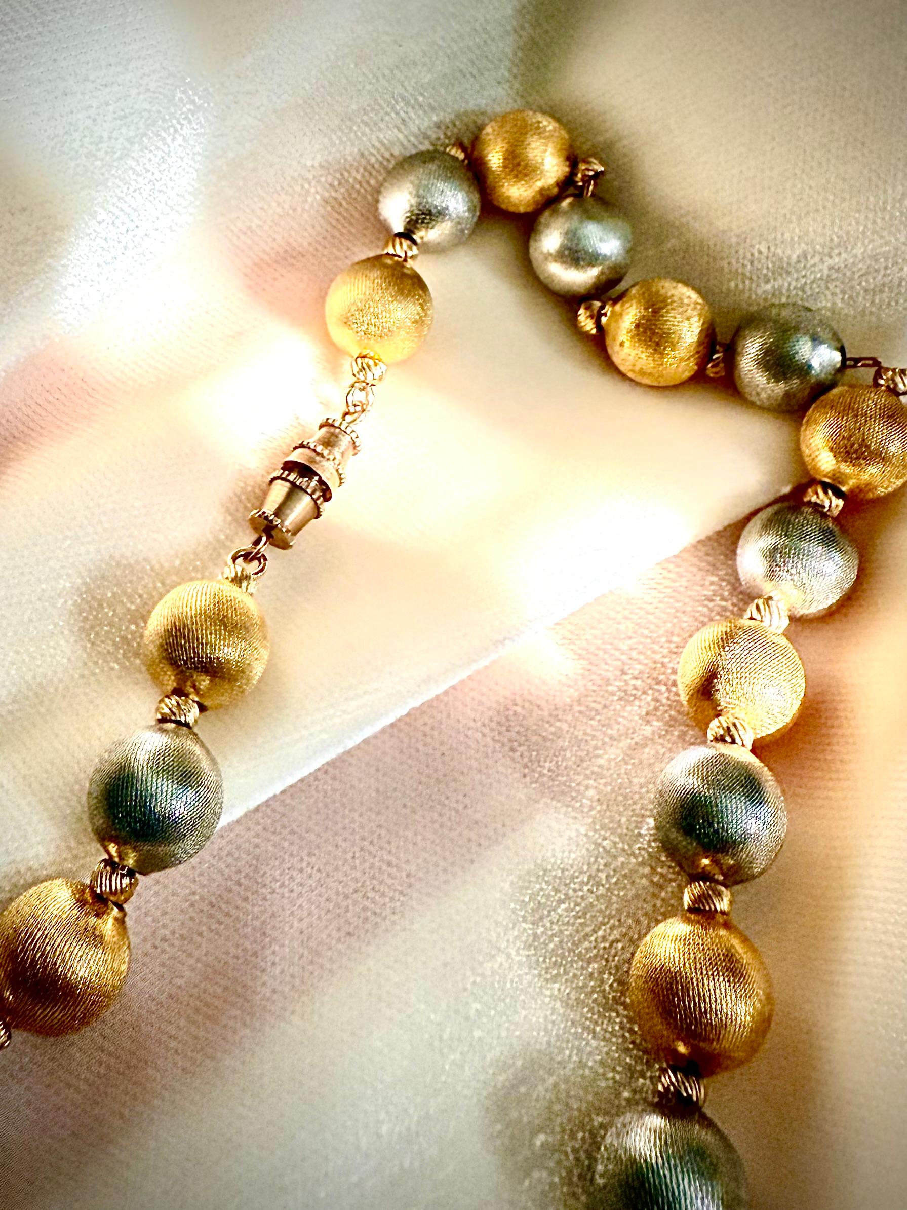 Gold and silver vintage beads in vendita 5