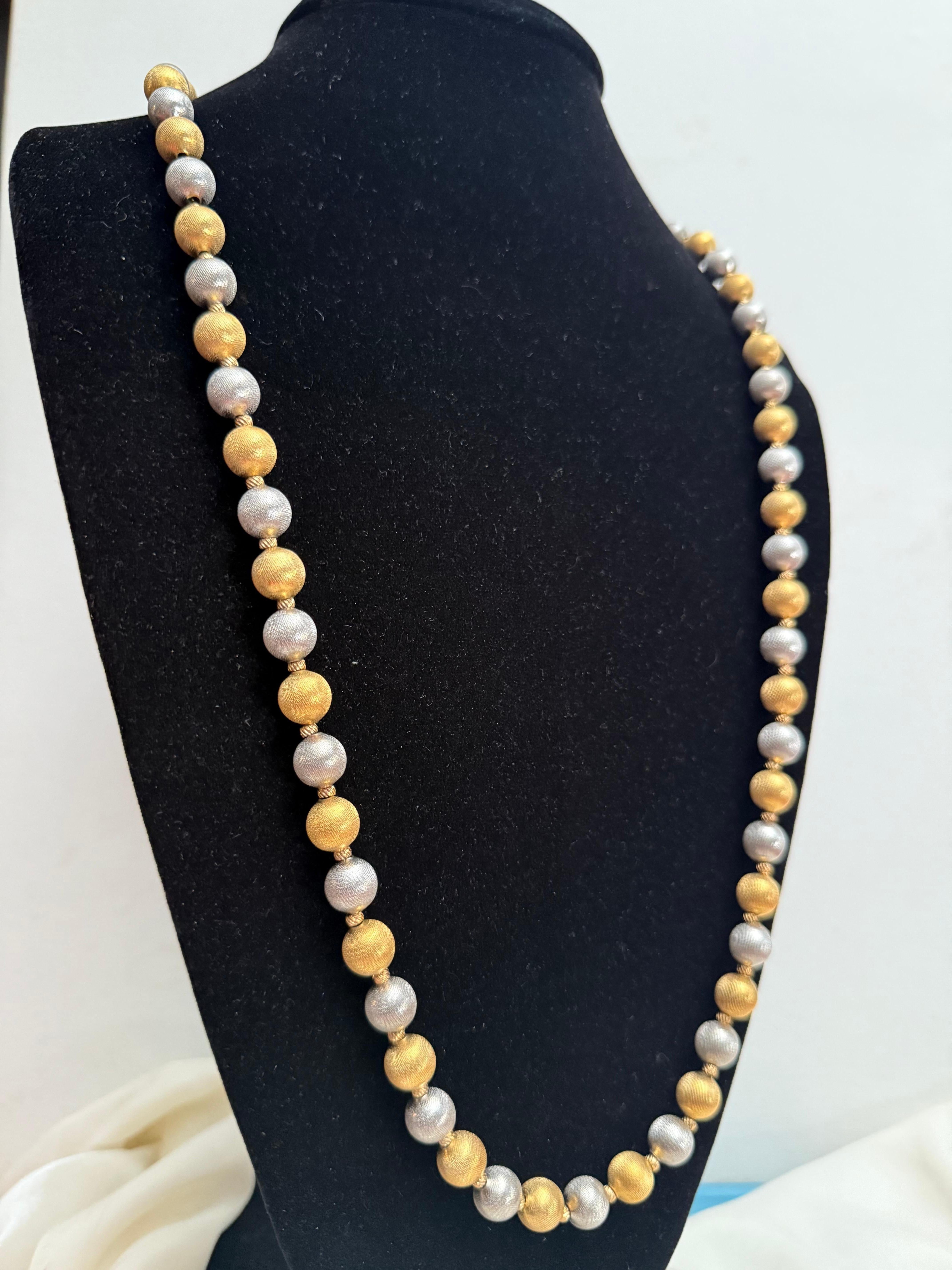 Modernista Gold and silver vintage beads in vendita