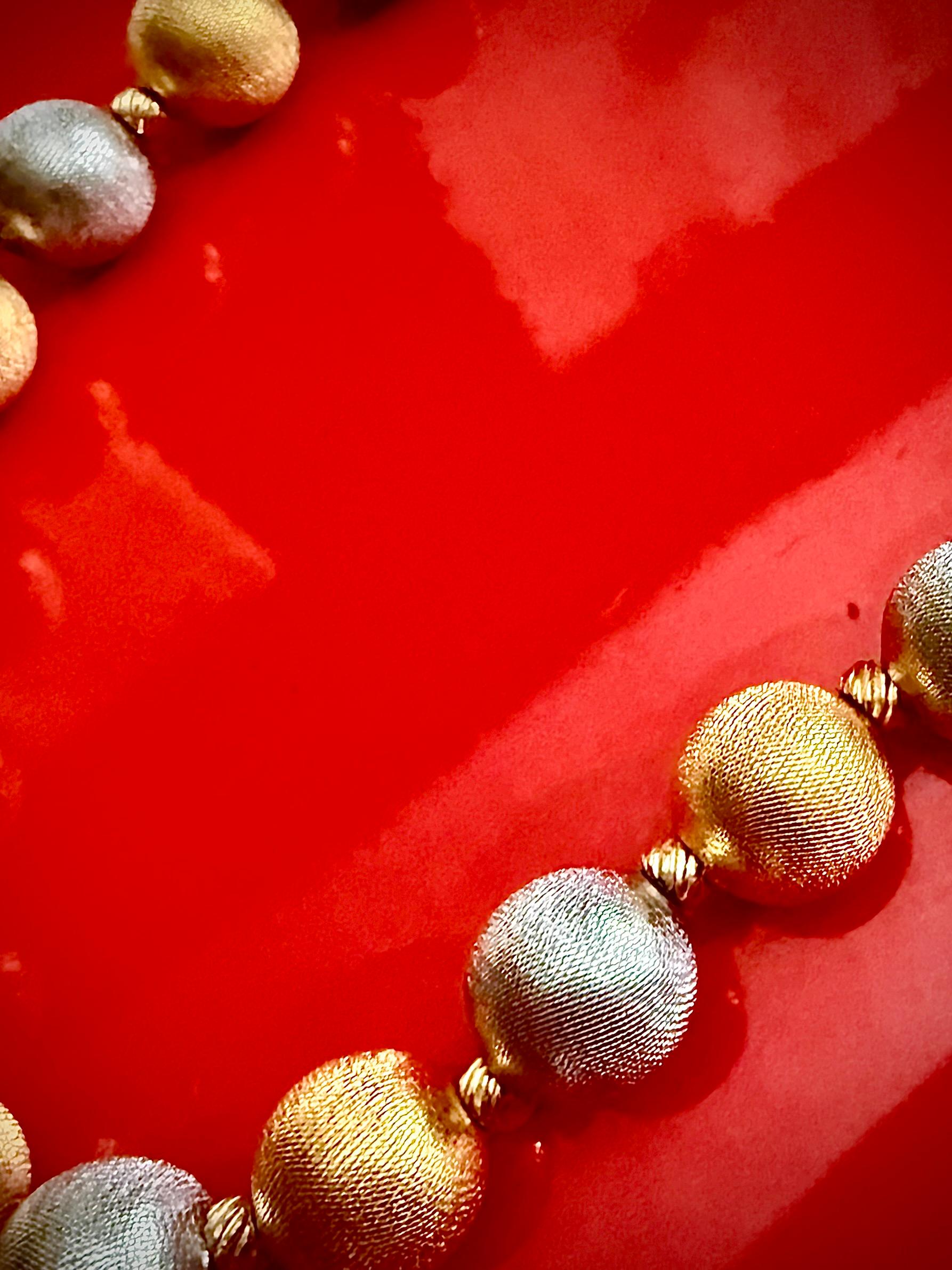 Gold and silver vintage beads in vendita 3