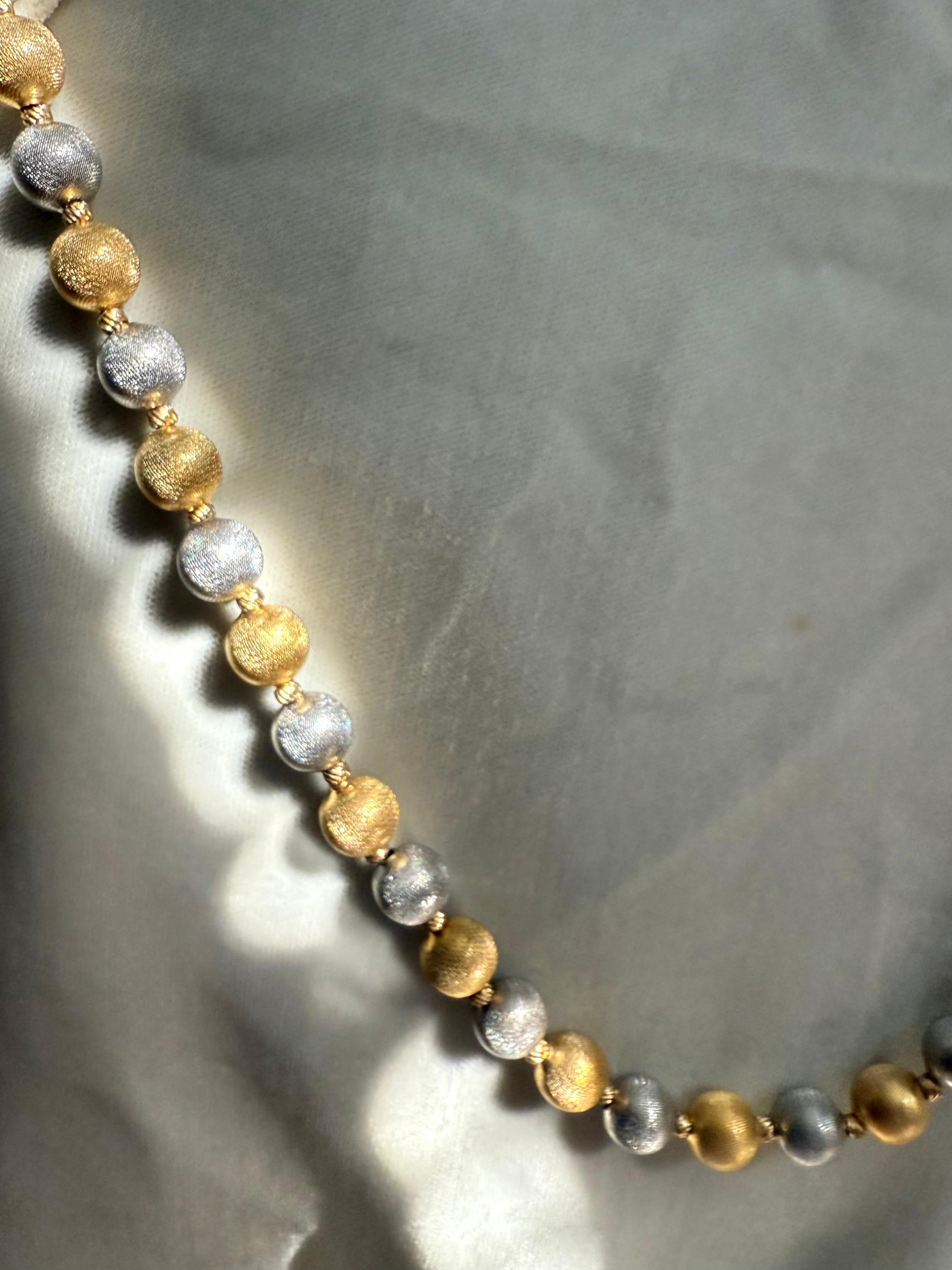 Gold and silver vintage beads in vendita 4
