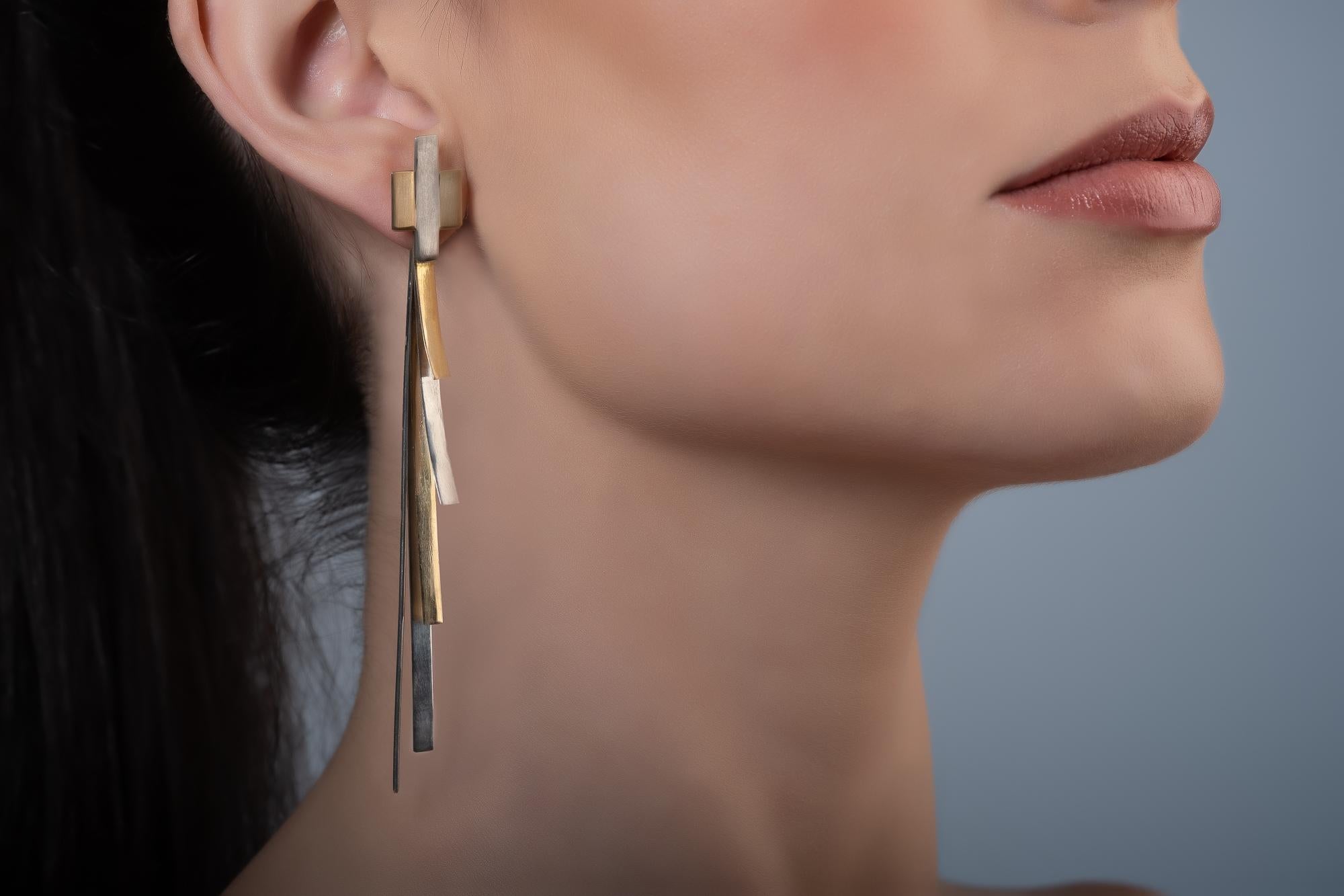 The first pair of long earrings from the Linhas collection was the result of a project at the Centro de Joalharia de Lisboa in 2017 during the Author Jewellery studies, by author Marlise Haut. After the start of the company's activities, Missian