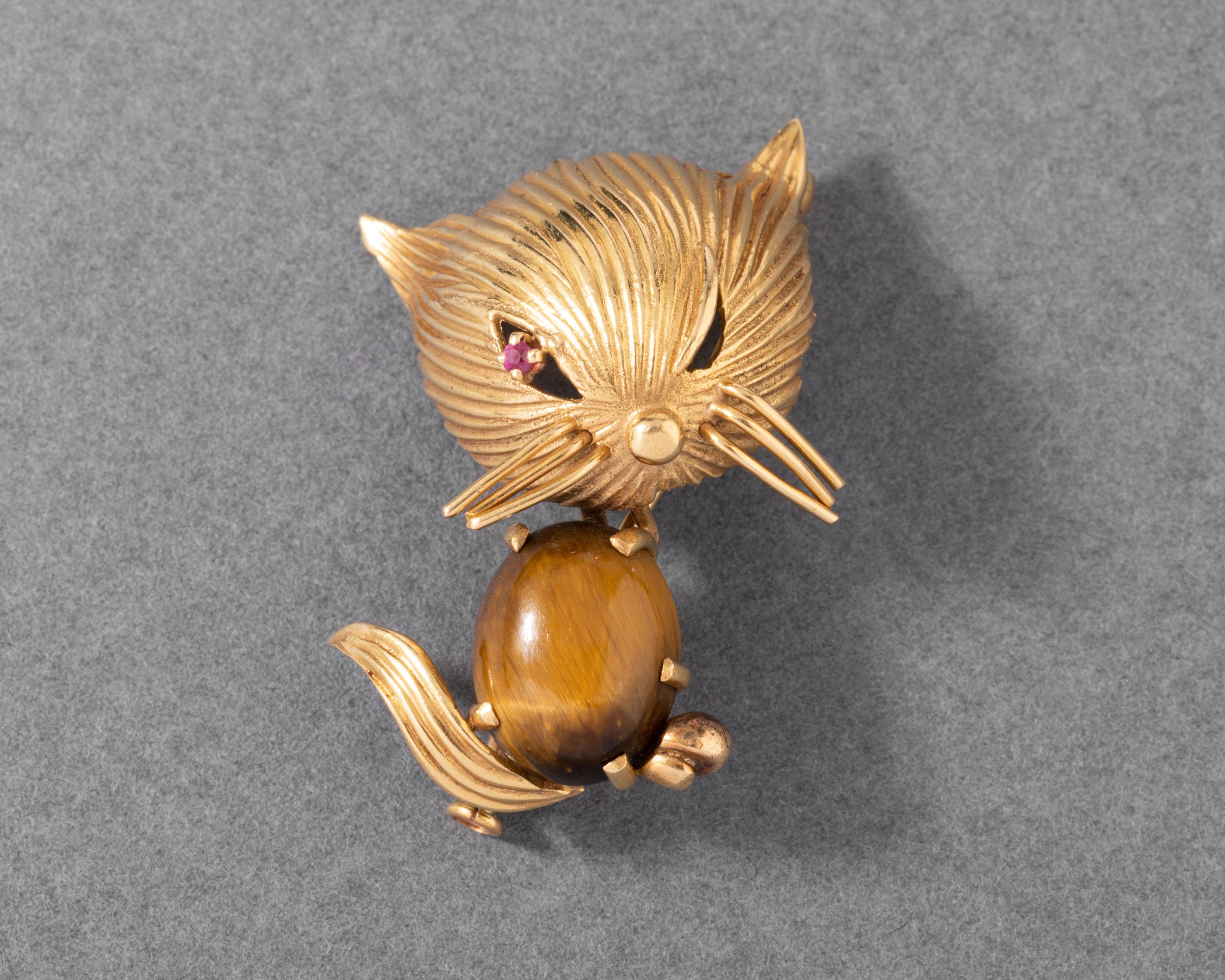 One lovely vintage brooch, made in France circa 1960.
Made in yellow gold 18k and set with a tiger eye cabochon. The eye is a ruby.
Multiple hallmarks for gold 18k (the eagle head), Hallmark of maker (Unknown).
Dimensions: 40 and 25 mm.
Weight: 9.70