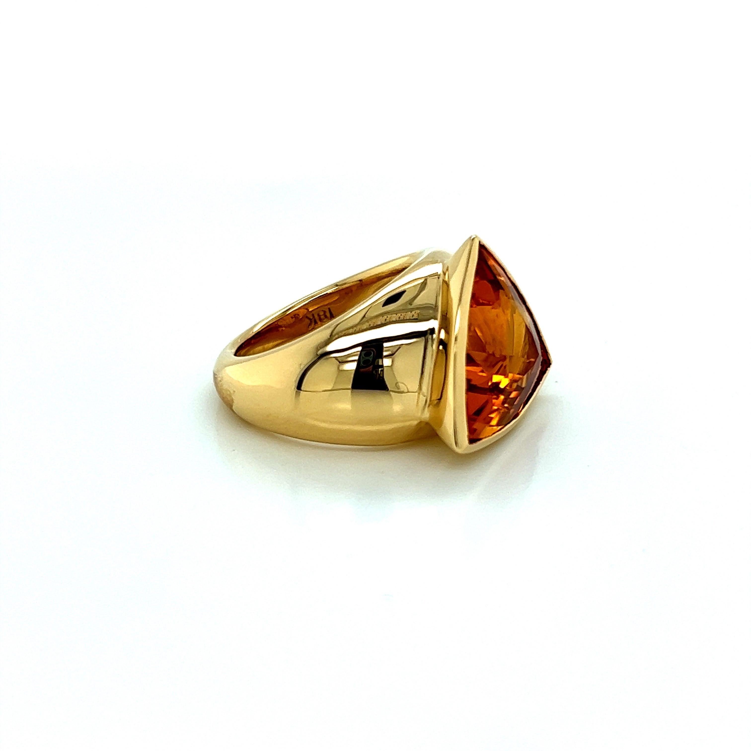 Taglio trillion Anello cocktail in oro e Citrino a forma di trilione in vendita