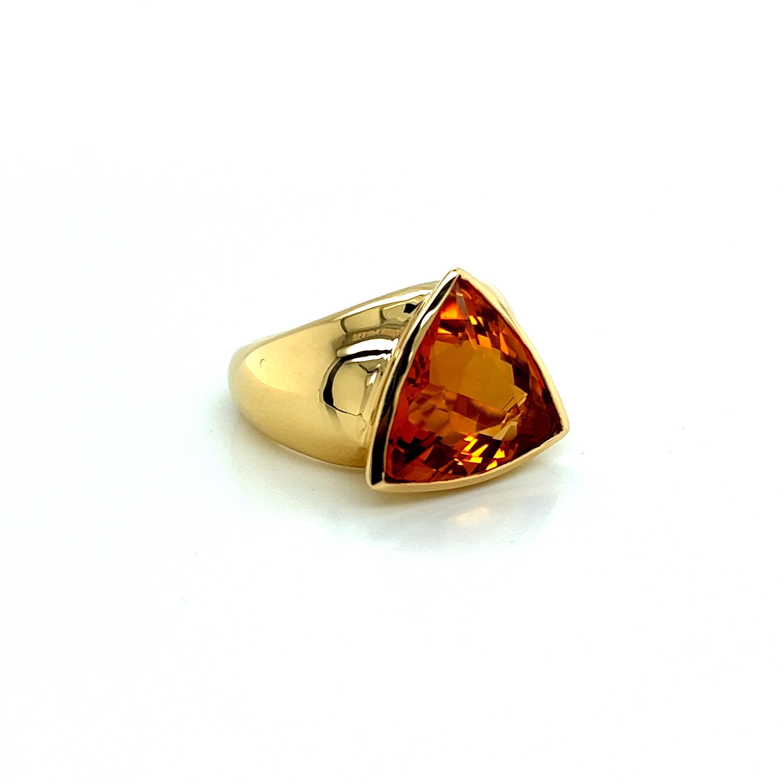 Anello cocktail in oro e Citrino a forma di trilione in vendita 1