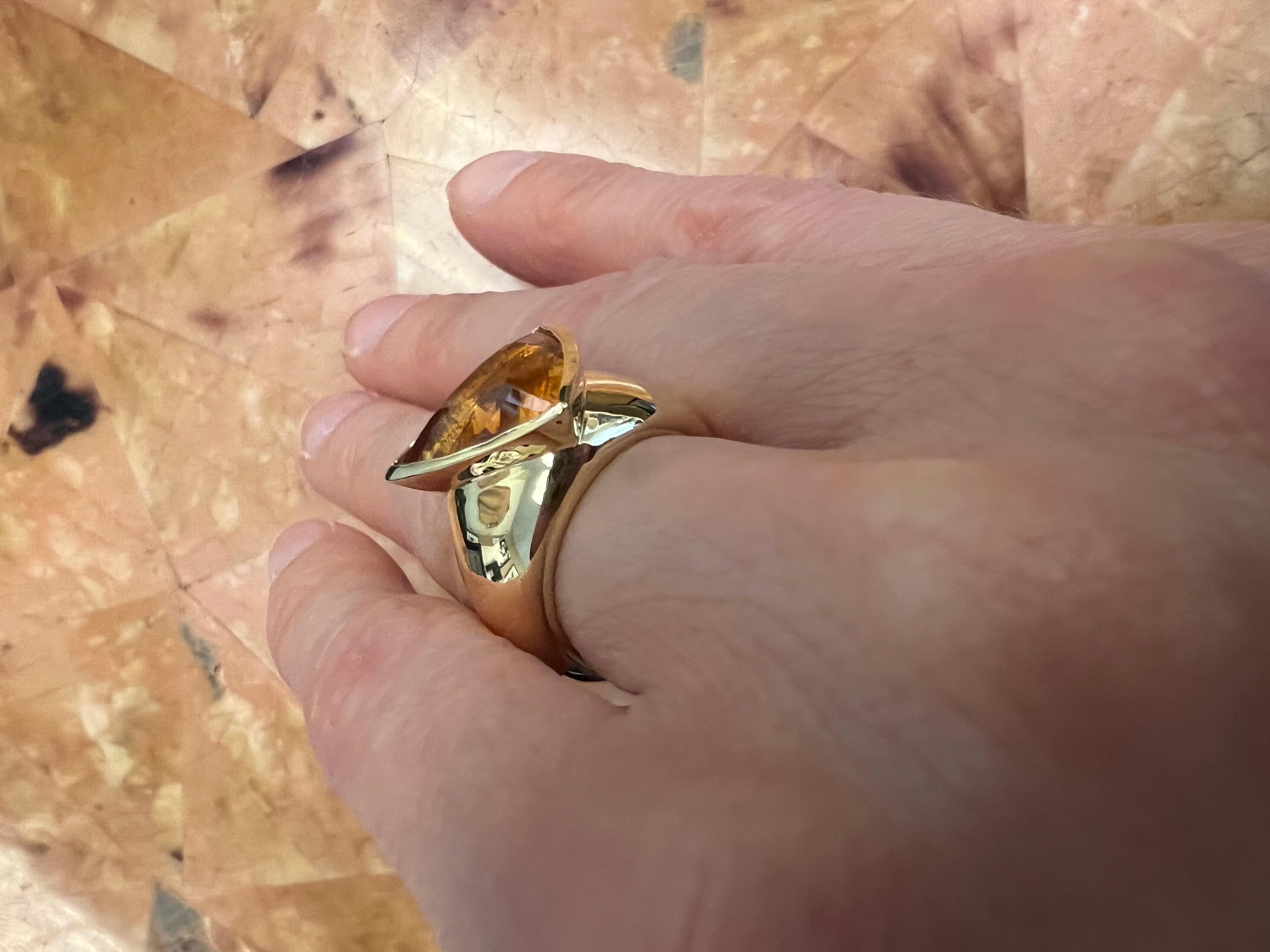 Anello cocktail in oro e Citrino a forma di trilione in vendita 2