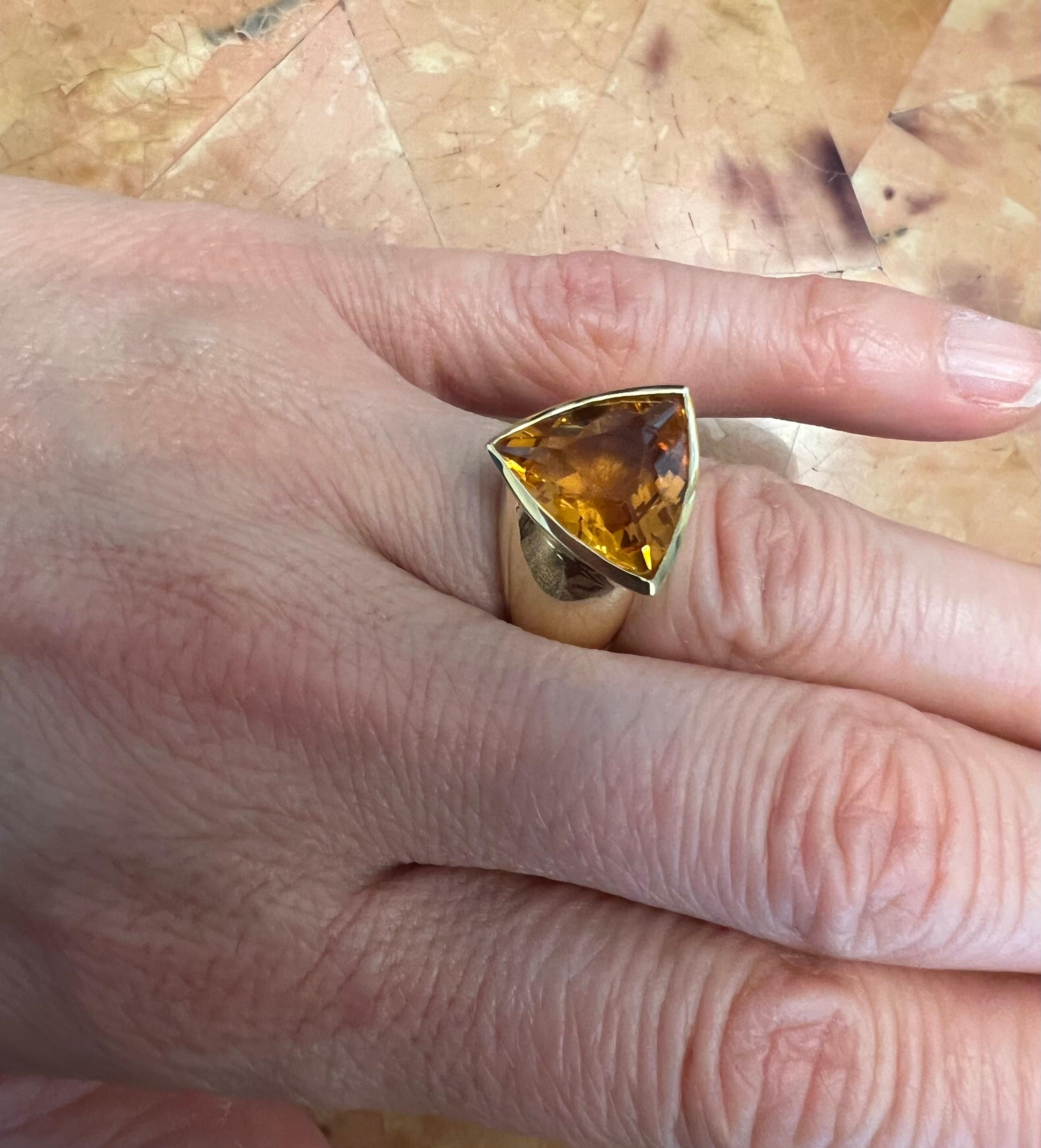 Anello cocktail in oro e Citrino a forma di trilione in vendita 3